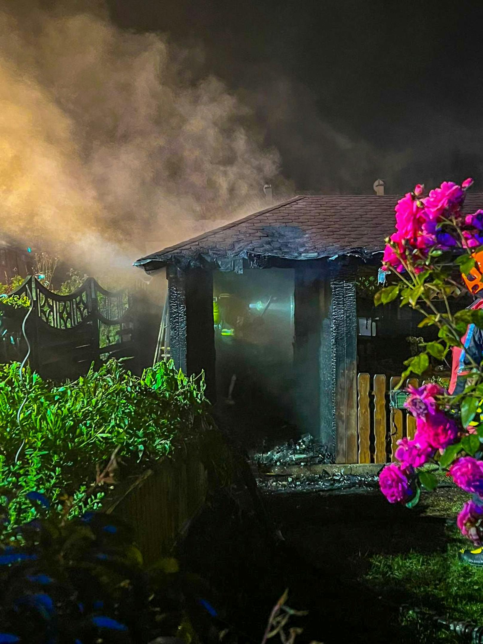 Die Berufsfeurwehr Klagenfurt konnte das Feuer rasch eindämmen und so ein Ausbreiten des Brandes auf angrenzende Schrebergärten und Gartenhütten verhindern.