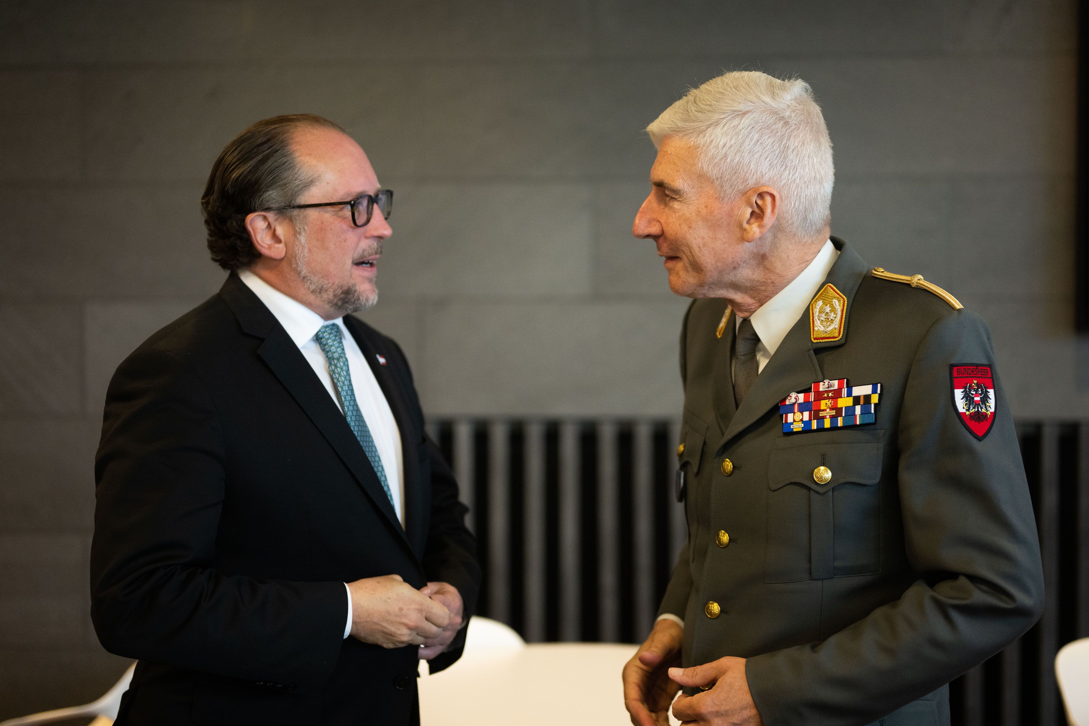 Außenminister <strong>Alexander Schallenberg</strong> (ÖVP) und General <strong>Robert Brieger</strong>, Vorsitzender im EU-Militärausschuss, am Montag in Luxemburg.