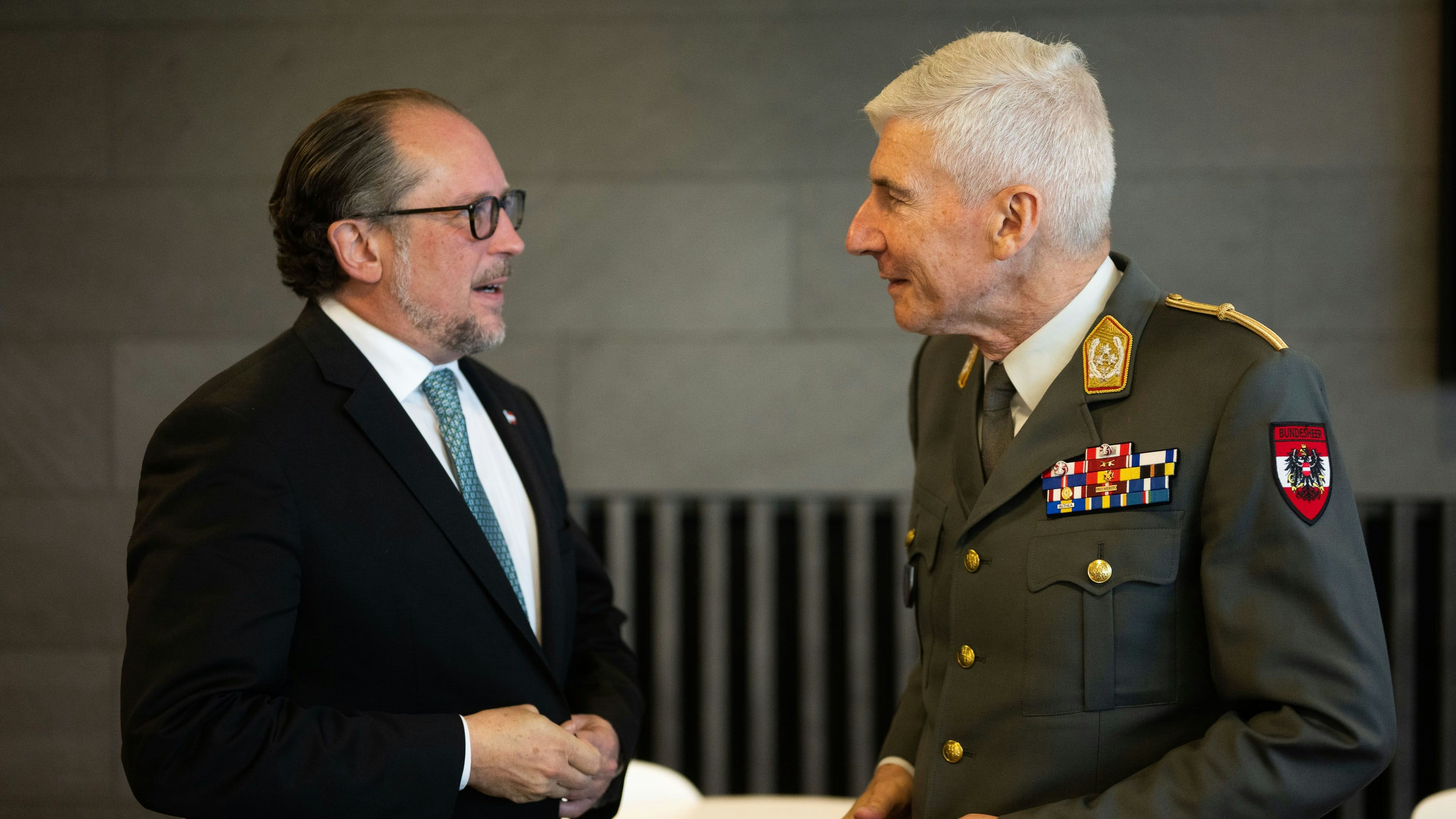 Download von www.picturedesk.com am 02.07.2023 (13:28).  *** SERVICEBILD *** ABD0016_20230626 - LUXEMBURG - EUROPÄISCHE UNION: ++ HANDOUT ++ (v.l.) Außenminister Alexander Schallenberg (ÖVP) und General Robert Brieger, Vorsitzender im EU-Militärausschuss, am Montag, 26. Juni 2023, anlässlich des EU-Außenministerrats in Luxemburg. - FOTO: APA/AUSSENMINISTERIUM/MICHAEL GRUBER - ++ WIR WEISEN AUSDRÜCKLICH DARAUF HIN, DASS EINE VERWENDUNG DES BILDES AUS MEDIEN- UND/ODER URHEBERRECHTLICHEN GRÜNDEN AUSSCHLIESSLICH IM ZUSAMMENHANG MIT DEM ANGEFÜHRTEN ZWECK UND REDAKTIONELL ERFOLGEN DARF - VOLLSTÄNDIGE COPYRIGHTNENNUNG VERPFLICHTEND ++ - 20230626_PD1204 - Rechteinfo: Servicebild (SB) Bei diesem Bild ist PictureDesk ausschlieÃlich technischer Dienstleister und stellt eine technische BearbeitungsgebÃ¼hr in Rechnung. PictureDesk ist weder Urheber noch Rechteinhaber. Die Nutzung liegt in alleiniger Verantwortung des Kunden. Nur fÃ¼r redaktionelle Nutzung!