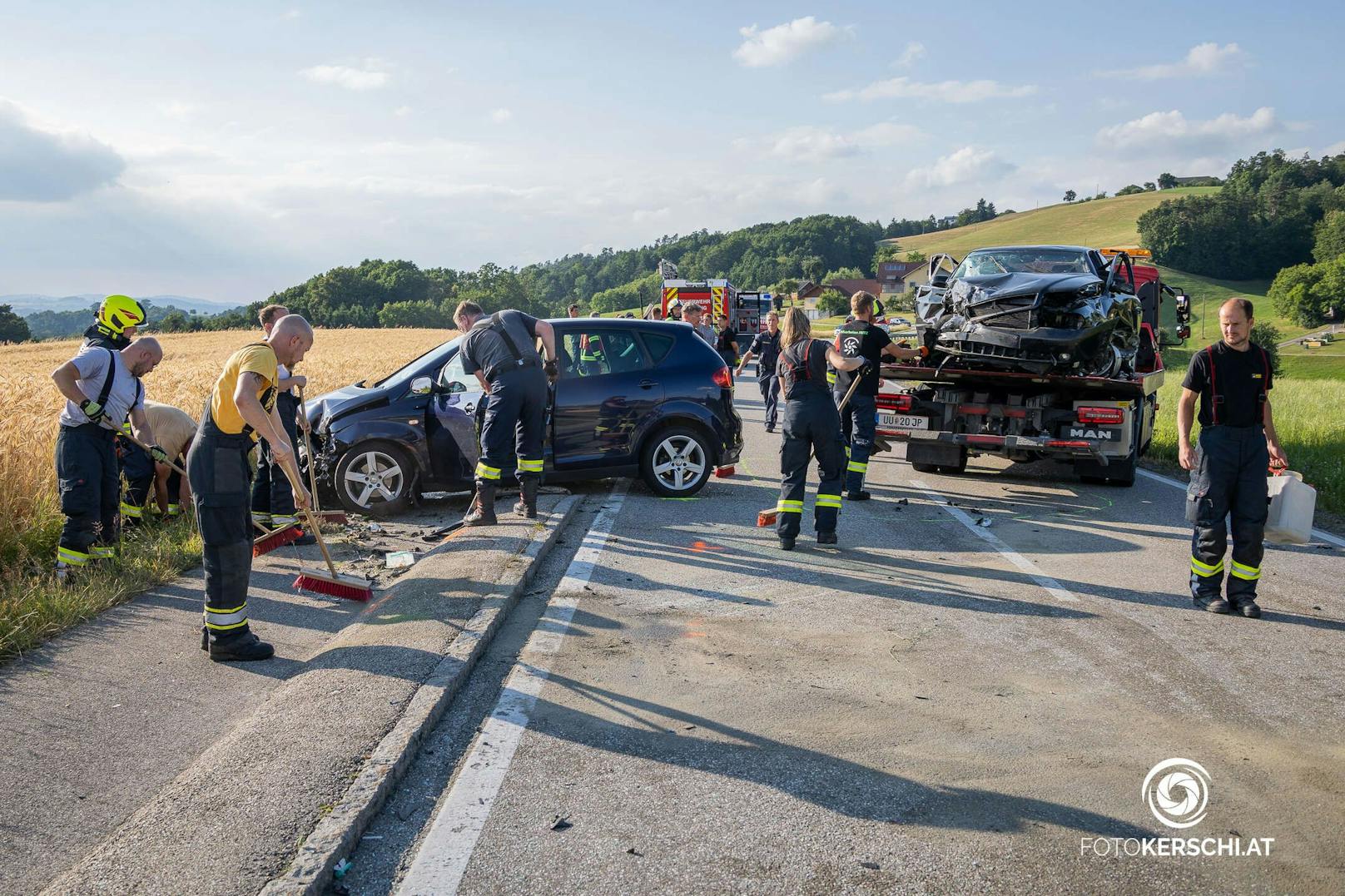 Zwischen St. Martin und Landshaag kam es am Samstagnachmittag zu einem folgenschweren Verkehrsunfall mit zwei Toten und sechs teils schwer verletzten Personen.