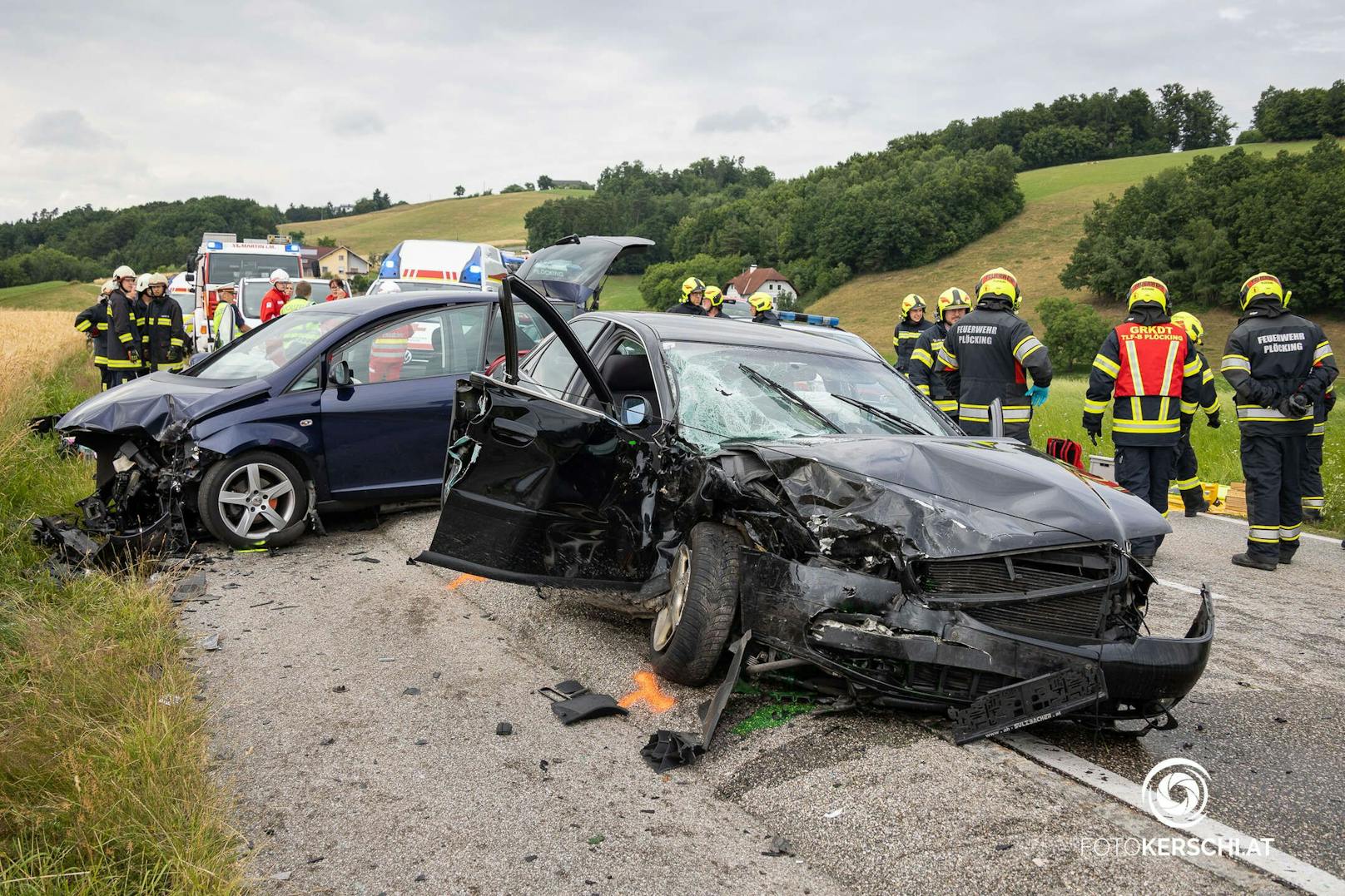 Zwischen St. Martin und Landshaag kam es am Samstagnachmittag zu einem folgenschweren Verkehrsunfall mit zwei Toten und sechs teils schwer verletzten Personen.