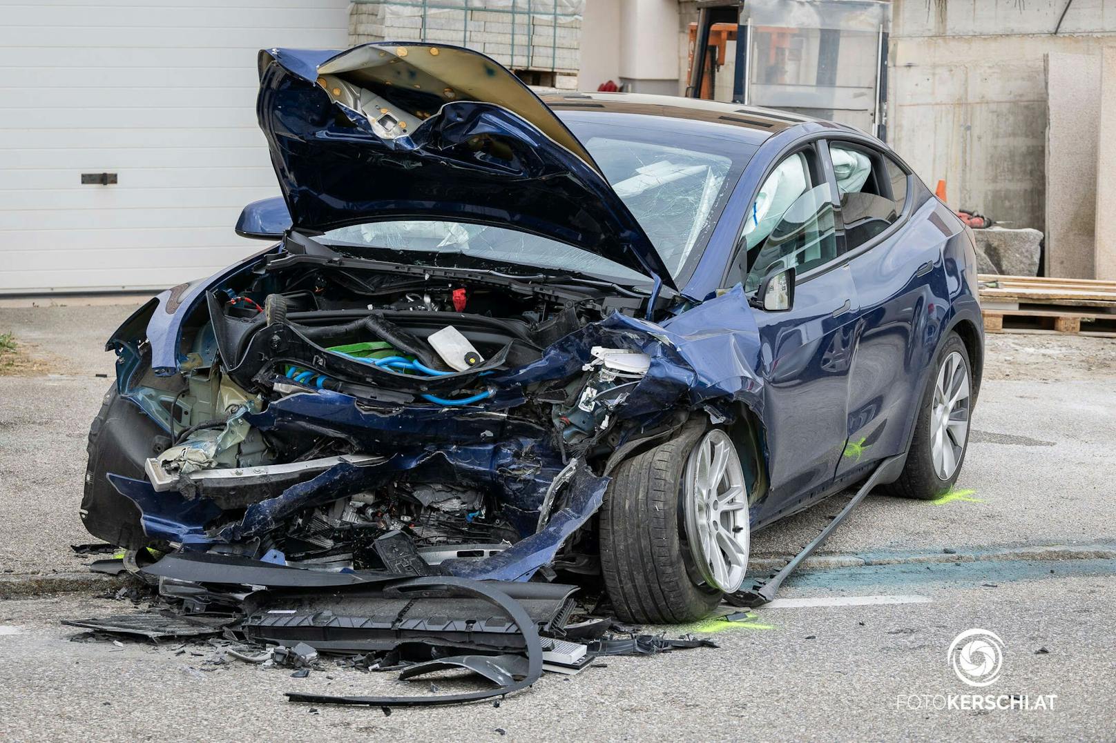 Zwischen St. Martin und Landshaag kam es am Samstagnachmittag zu einem folgenschweren Verkehrsunfall mit zwei Toten und sechs teils schwer verletzten Personen.