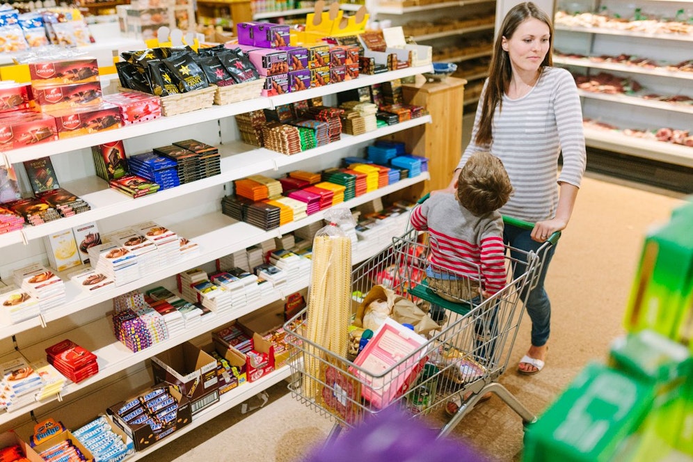 Im Supermarkt werden vermeintlich gesunde Riegel mit einer hohen Menge an Zucker angeboten. (Symbolbild)