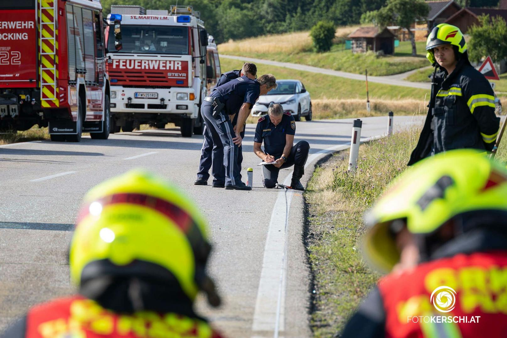 Zwischen St. Martin und Landshaag kam es am Samstagnachmittag zu einem folgenschweren Verkehrsunfall mit zwei Toten und sechs teils schwer verletzten Personen.