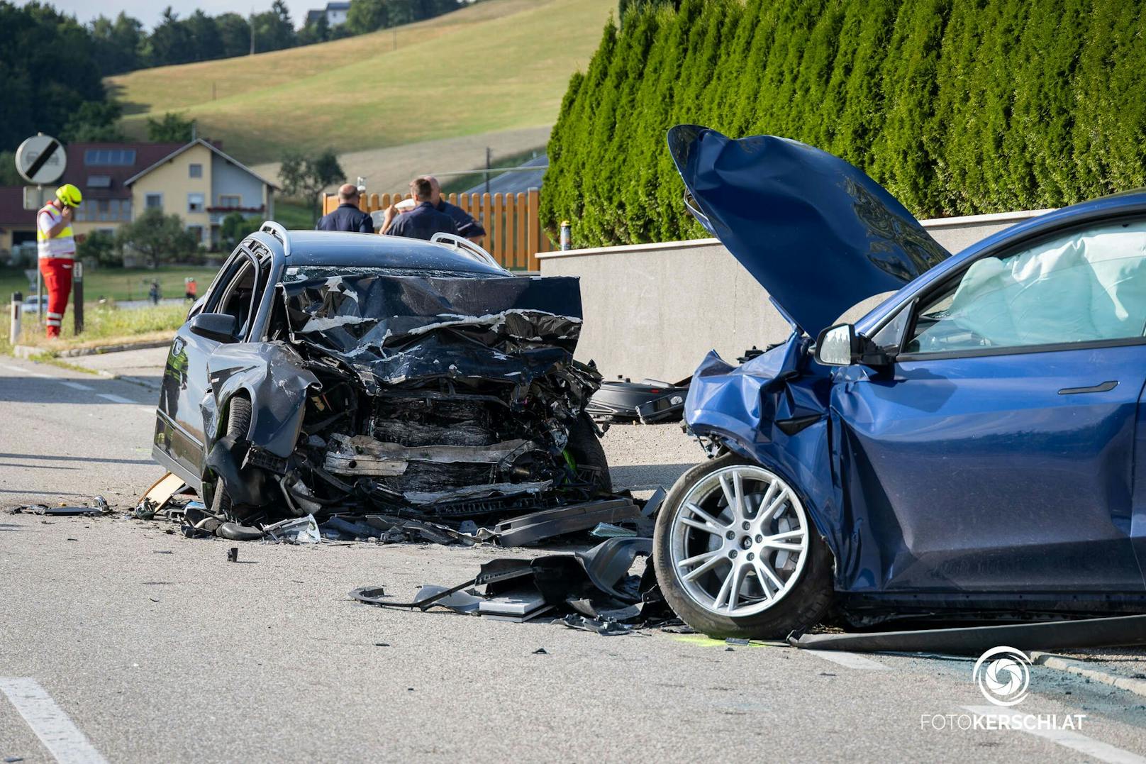 Zwischen St. Martin und Landshaag kam es am Samstagnachmittag zu einem folgenschweren Verkehrsunfall mit zwei Toten und sechs teils schwer verletzten Personen.