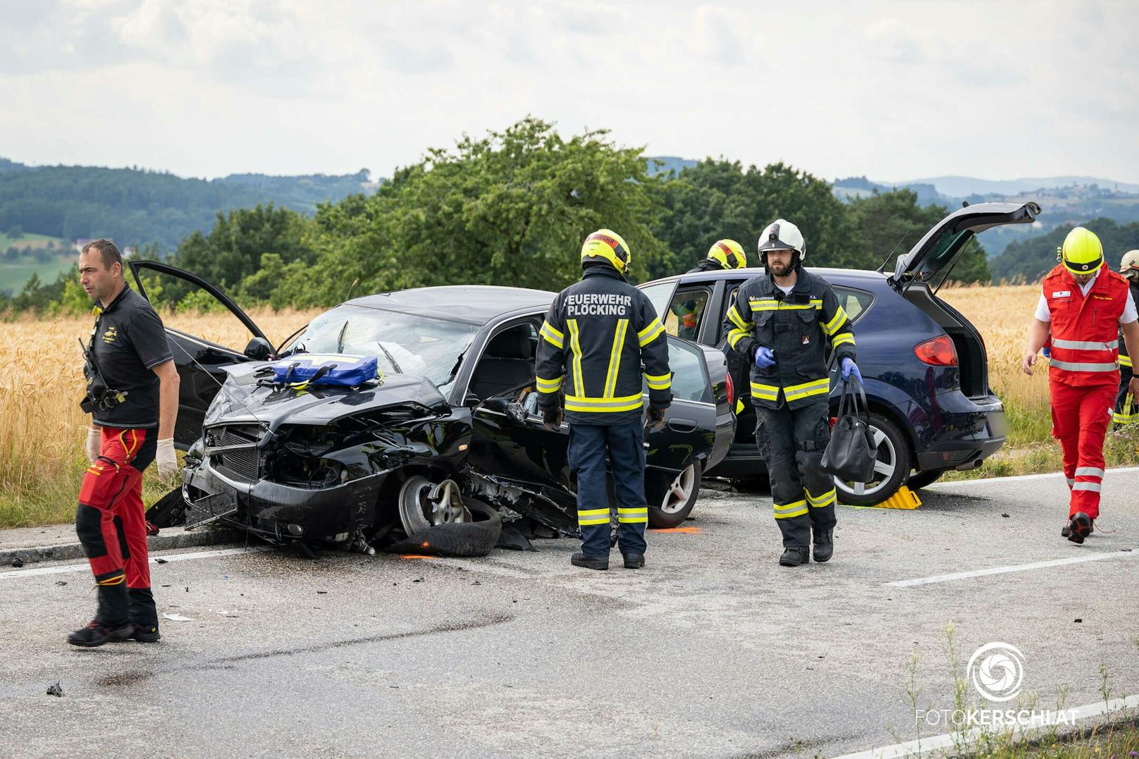 Zwischen St. Martin und Landshaag kam es am Samstagnachmittag zu einem folgenschweren Verkehrsunfall mit zwei Toten und sechs teils schwer verletzten Personen.