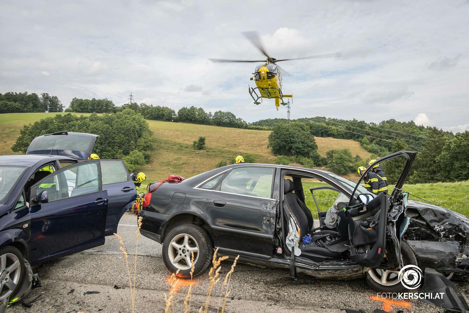 Zwischen St. Martin und Landshaag kam es am Samstagnachmittag zu einem folgenschweren Verkehrsunfall mit zwei Toten und sechs teils schwer verletzten Personen.