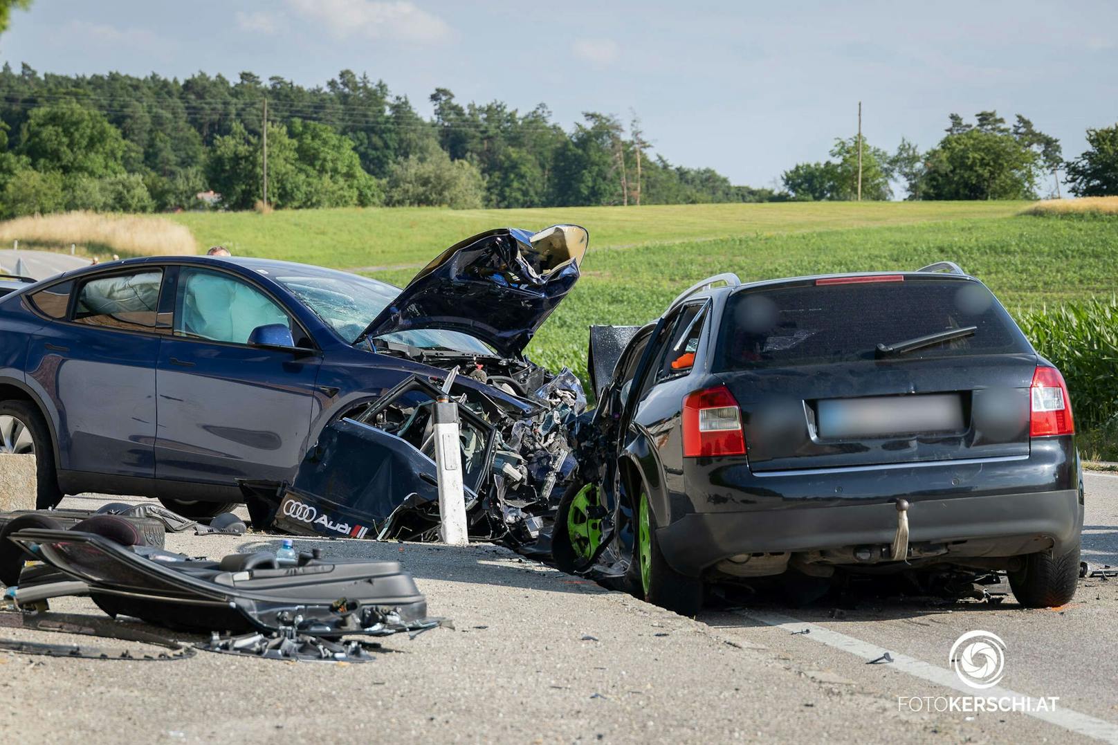 Zwischen St. Martin und Landshaag kam es am Samstagnachmittag zu einem folgenschweren Verkehrsunfall mit zwei Toten und sechs teils schwer verletzten Personen.