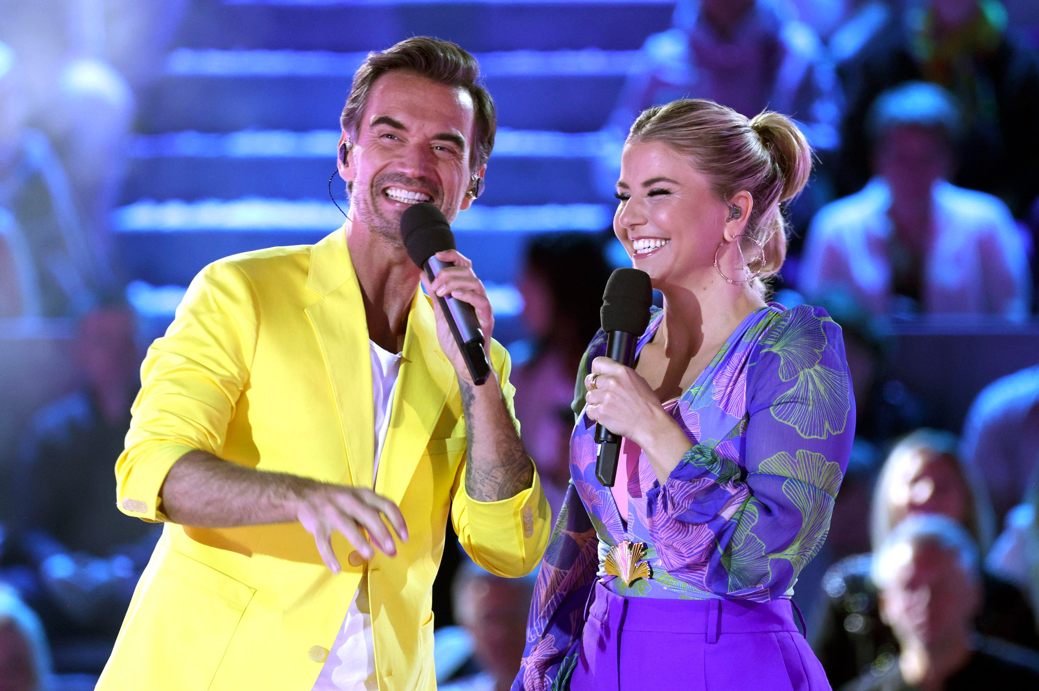  Florian Silbereisen und Beatrice Egli in der ARD/ORF TV-Show 'Schlagerbooom Open Air - Die Stadionshow in Österreich' live aus dem Stadion.