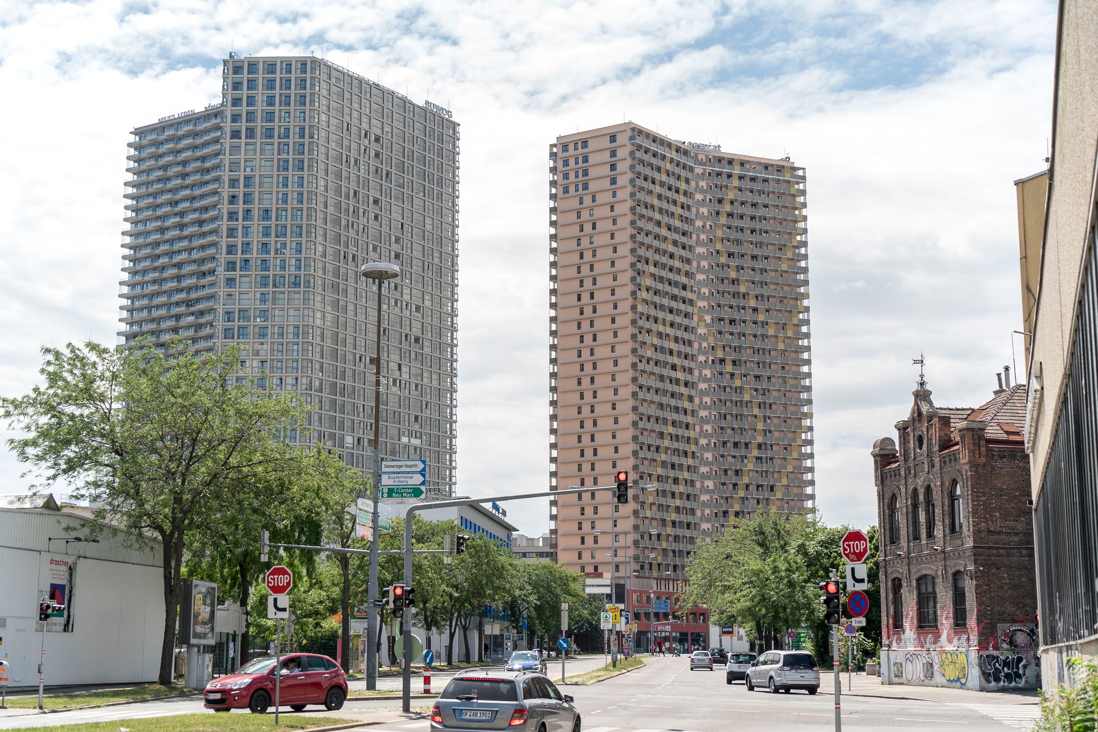 Die Arena neben den Hochhäusern 