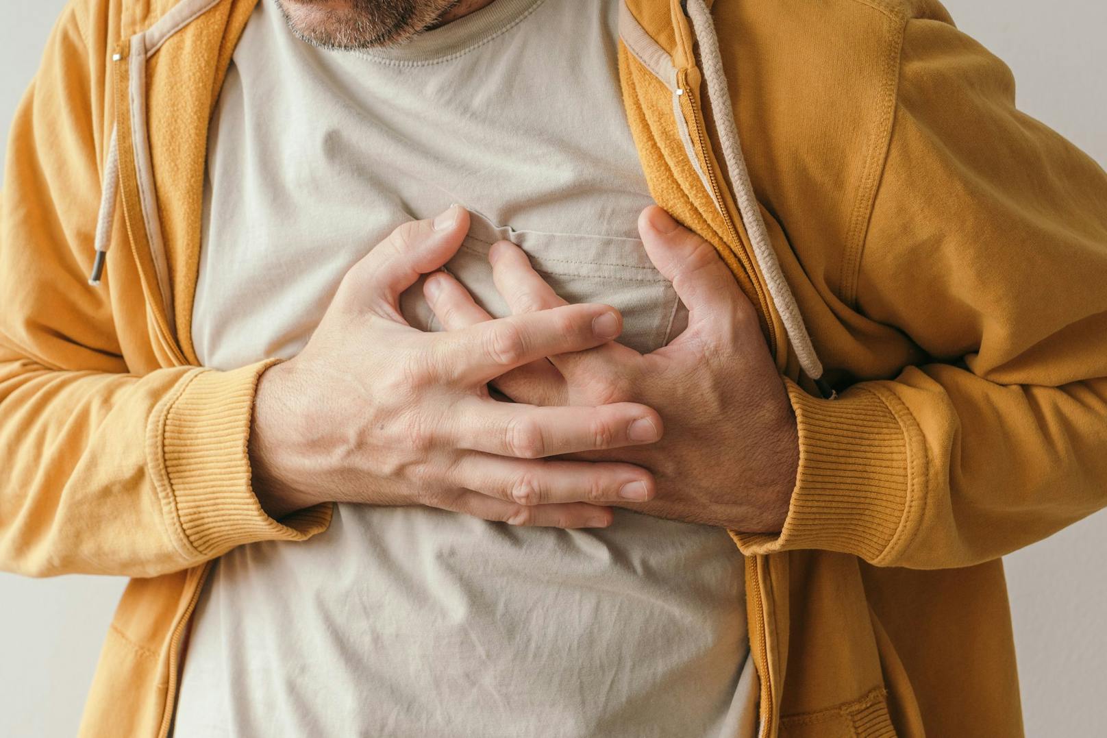 Bei Männern gehören Brustschmerzen zu den typischen Symptomen eines Herzinfarkts. (Symbolbild)