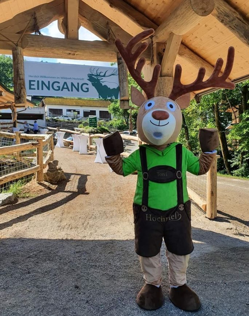 Das Maskottchen vom Wildpark Hochrieß erwartet die kleine Gäste.