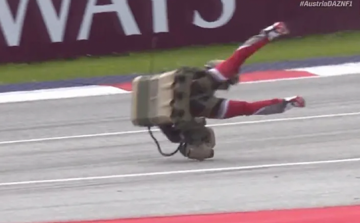 Der Pilot kracht mit seinem Jetpack auf den Asphalt.