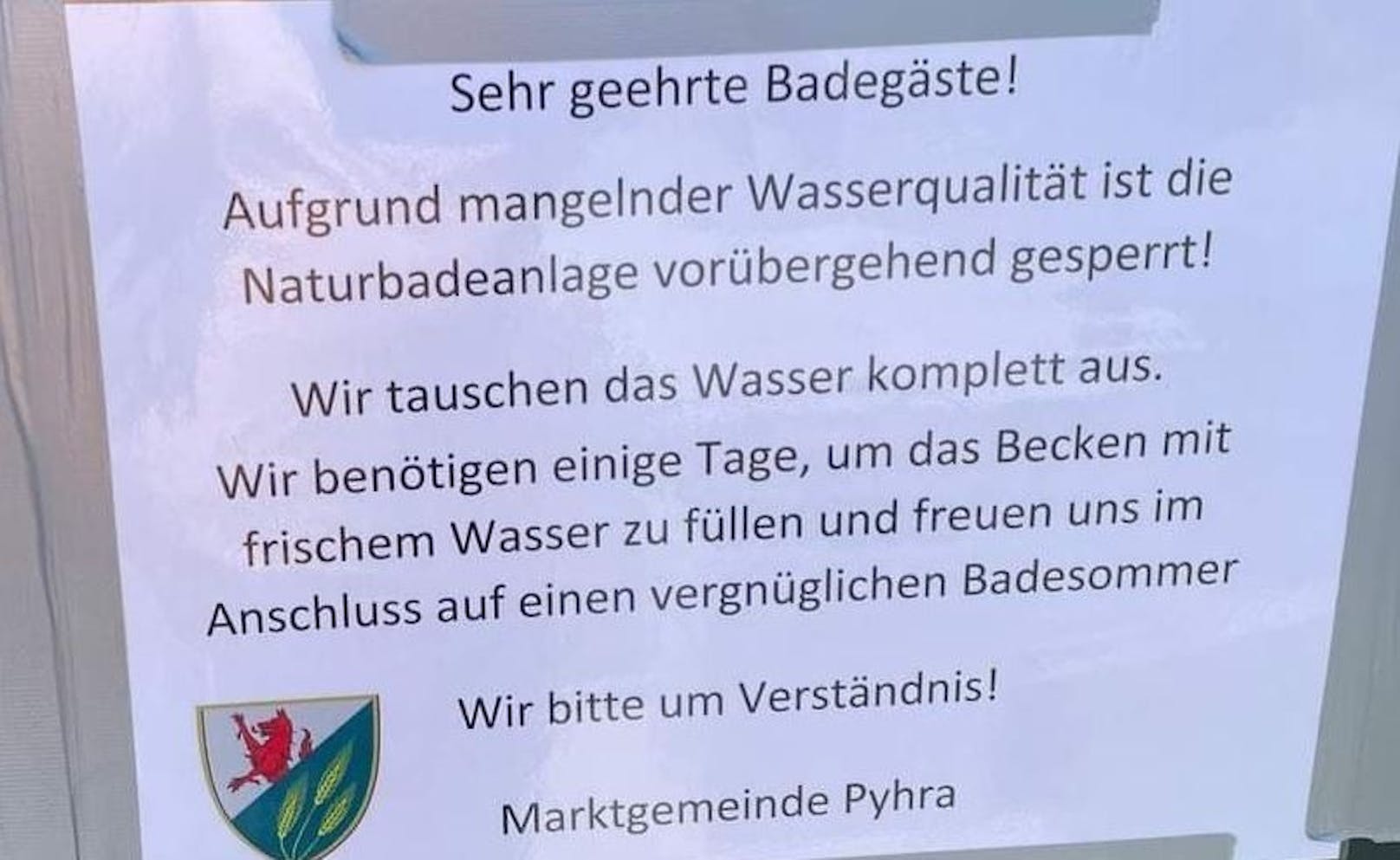 Beim Eingang zur Badeanlage wird auf die Sperre hingewiesen.