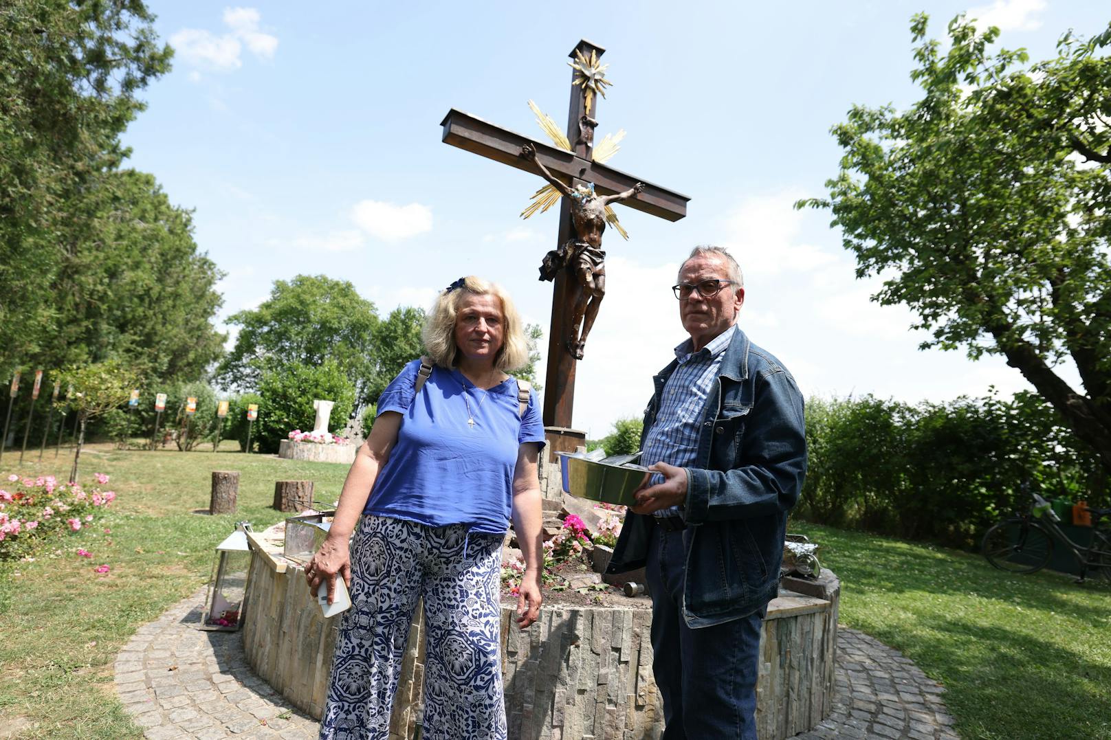 Stifter Ilse und Johannes stehen vor dem zerstörten Panorama.