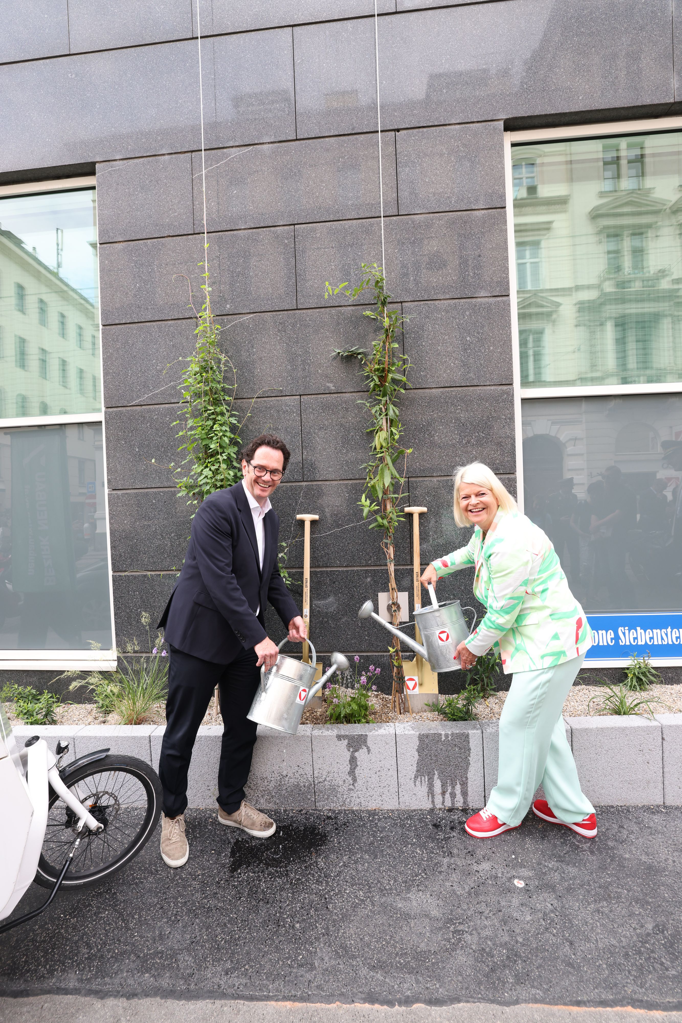Neubaus Bezirksvorsteher Markus Reiter (Grüne) und Verteidigungsministerin Klaudia Tanner (ÖVP).