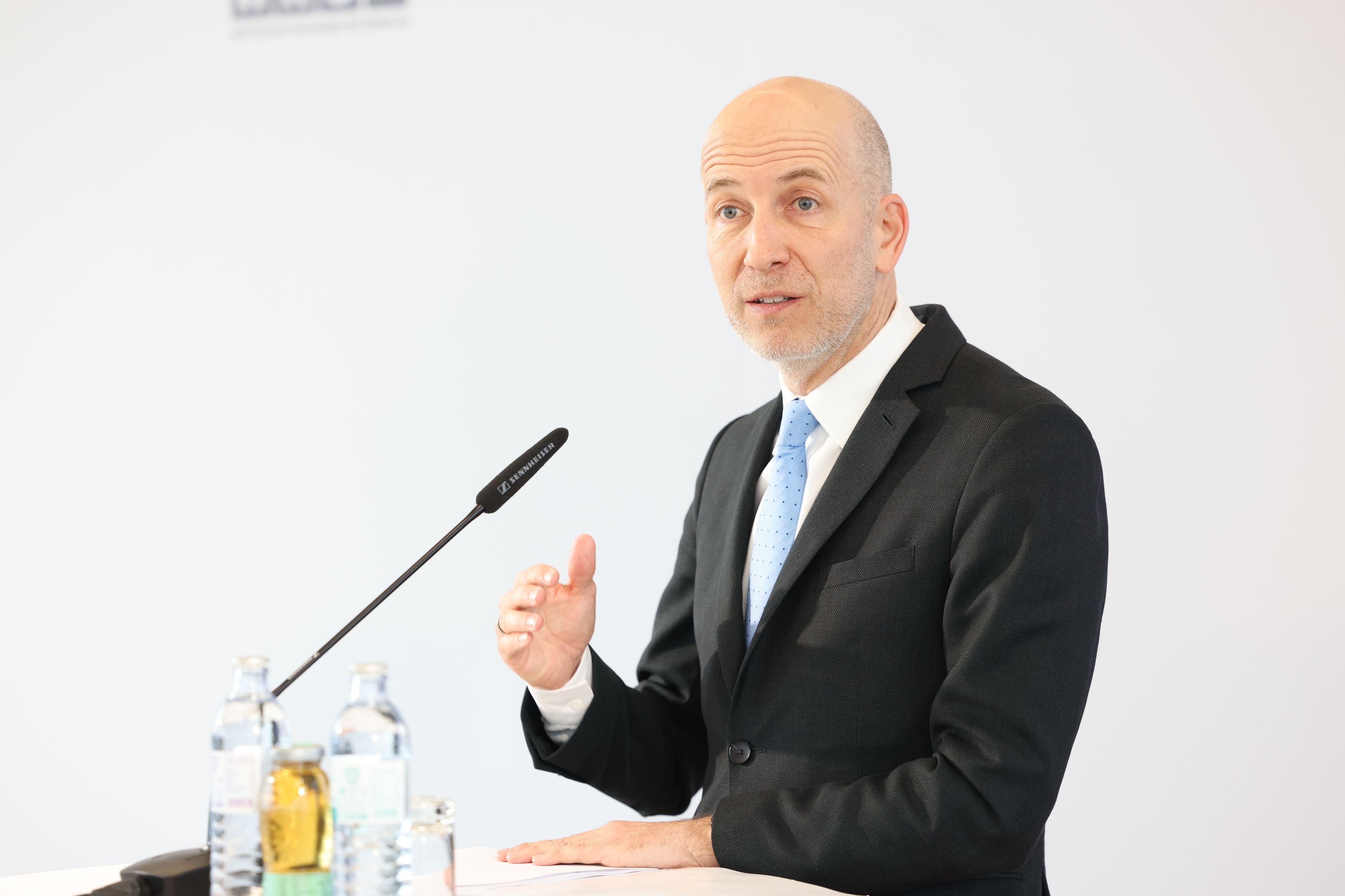 Martin Kocher erklärte, welche arbeitslosen Personen von der überregionalen Vermittlung betroffen sind.