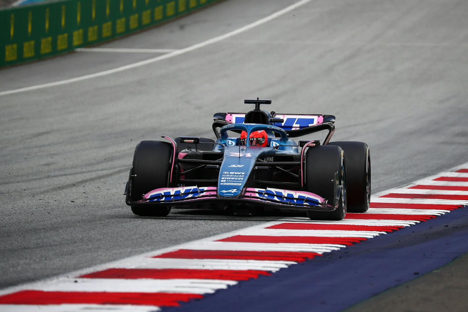 14. Esteban Ocon (Alpine) – Note: 4. 13. Logan Sargeant (Williams) – Note: 2. Der Druck auf Logan war hoch und der Amerikaner hat geliefert – ein fast optimales Rennen des Rookies, der nicht weit weg vom Teamkollegen war.