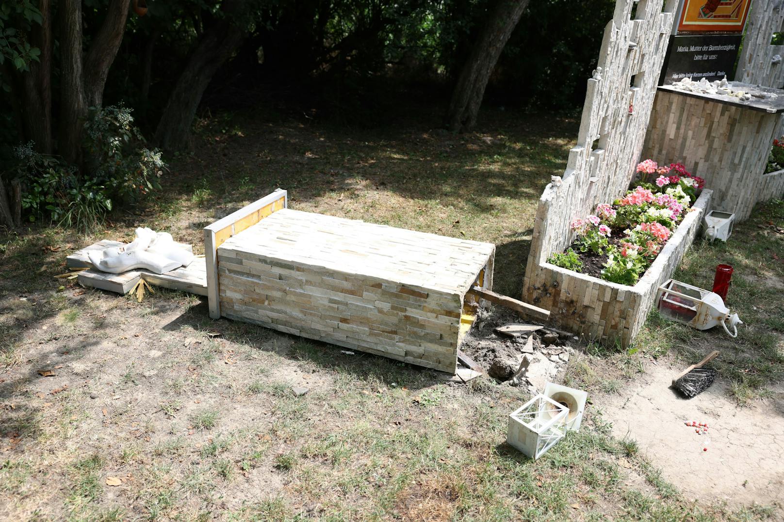 Statuen wurden umgeschmissen, am Ende zeigte sich ein Bild der Verwüstung.