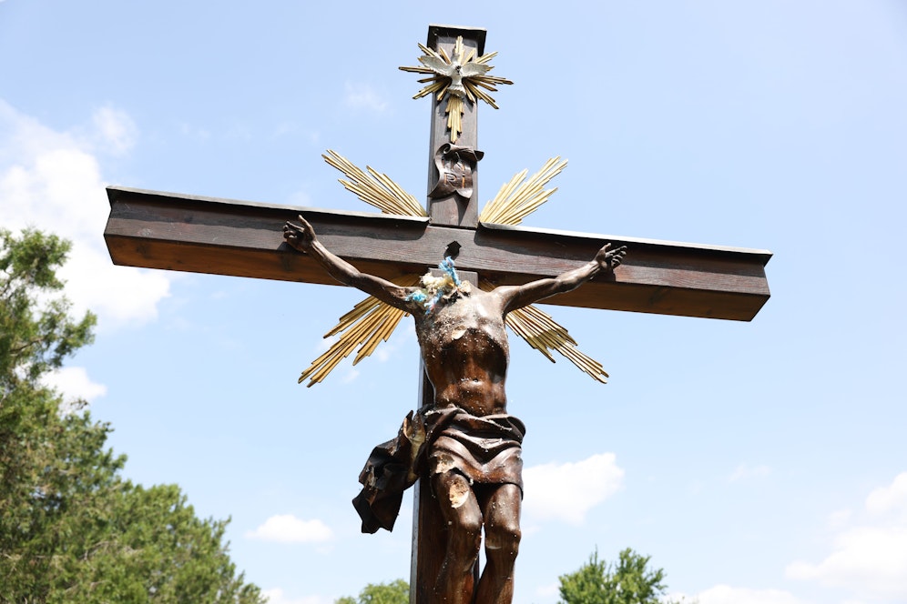 Ein schrecklicher Fall von Vandalismus erschütterte Floridsdorf: Mitten in der Nacht verwüsteten Unbekannte einen Gebetsgarten. 