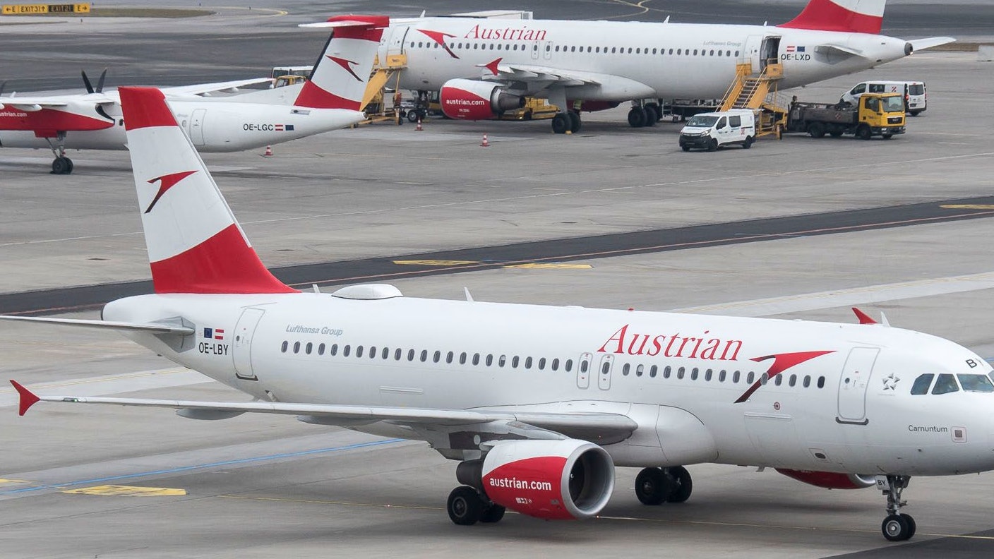 flugzeuge der austrian airlines am flughafen wien, blick von der aussichtsterrasse, tag der offenen tür beim cat mit besuch der besucherwelt und der aussichtsterrasse am flughafen wien schwechat, 20180327 foto: helmut graf/tageszeitung heute