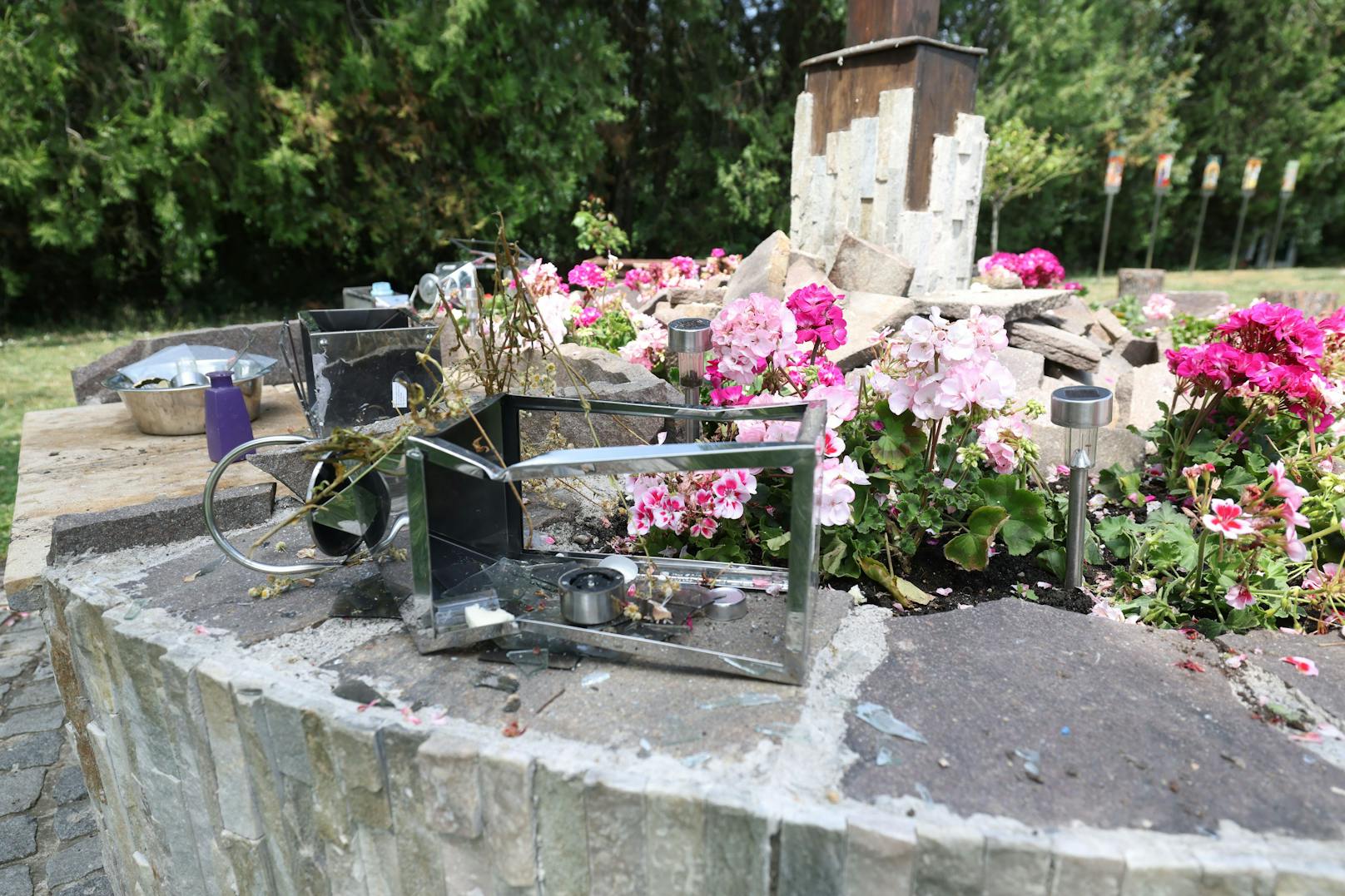 Auch Laternen, Kerzen und Blumen wurden zerstört.