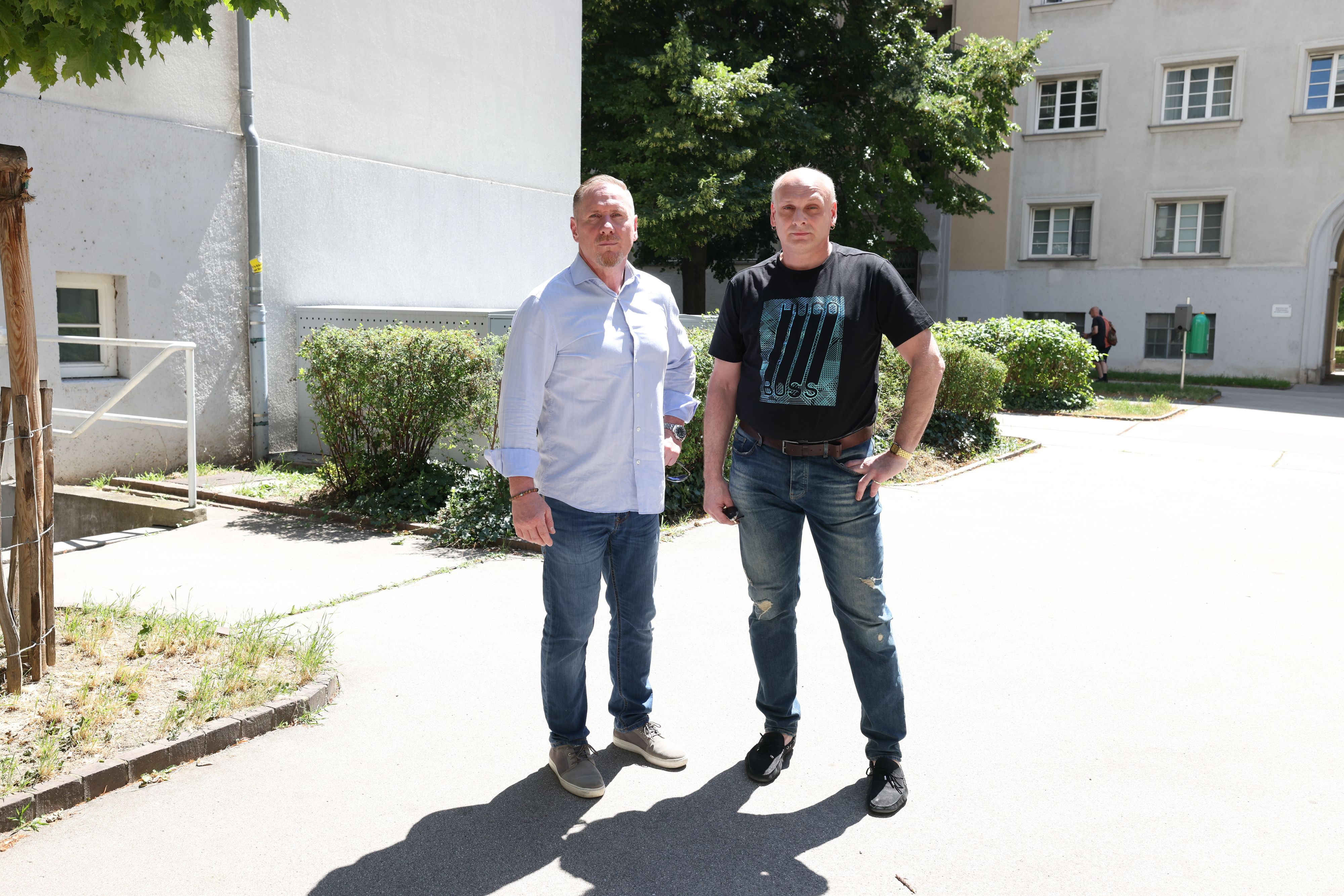 FPÖ-Wohnbau-Ombudsmann Michael Niegl (li.) mit Mieter René W. Der Wiener ist verzweifelt, weiß nicht mehr weiter.