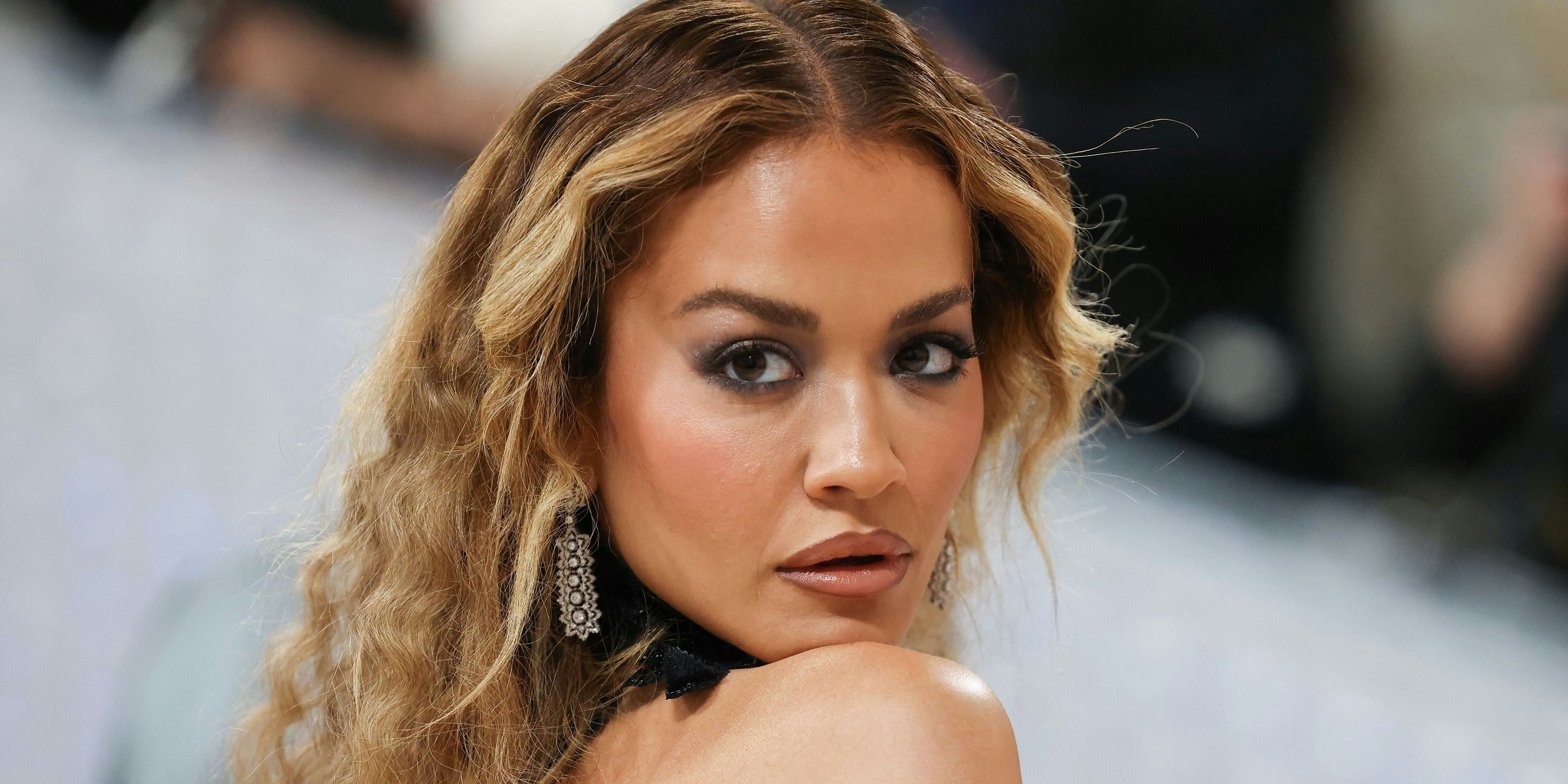 Rita Ora zeigt sich freizügig auf der Fashion Week in Paris.