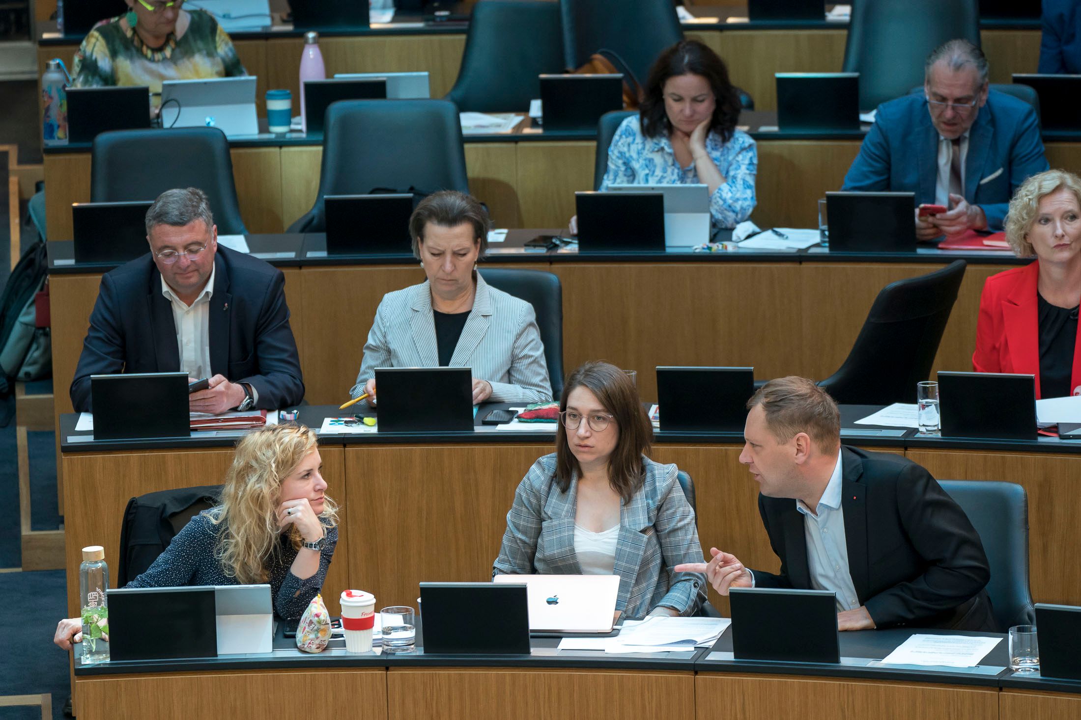 Die SPÖ will die Politik aus der Sommerpause holen.