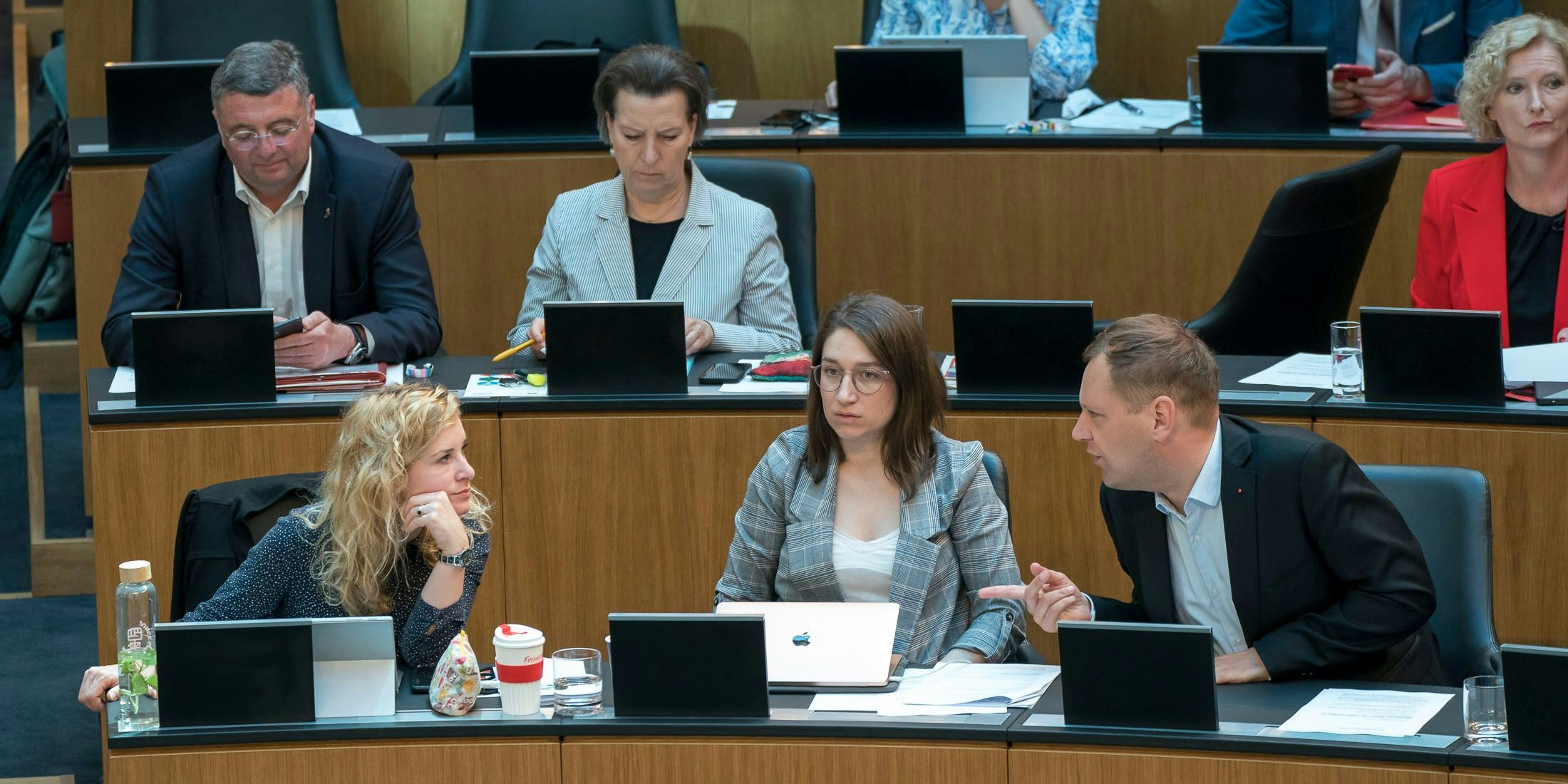 Die SPÖ will die Politik aus der Sommerpause holen.