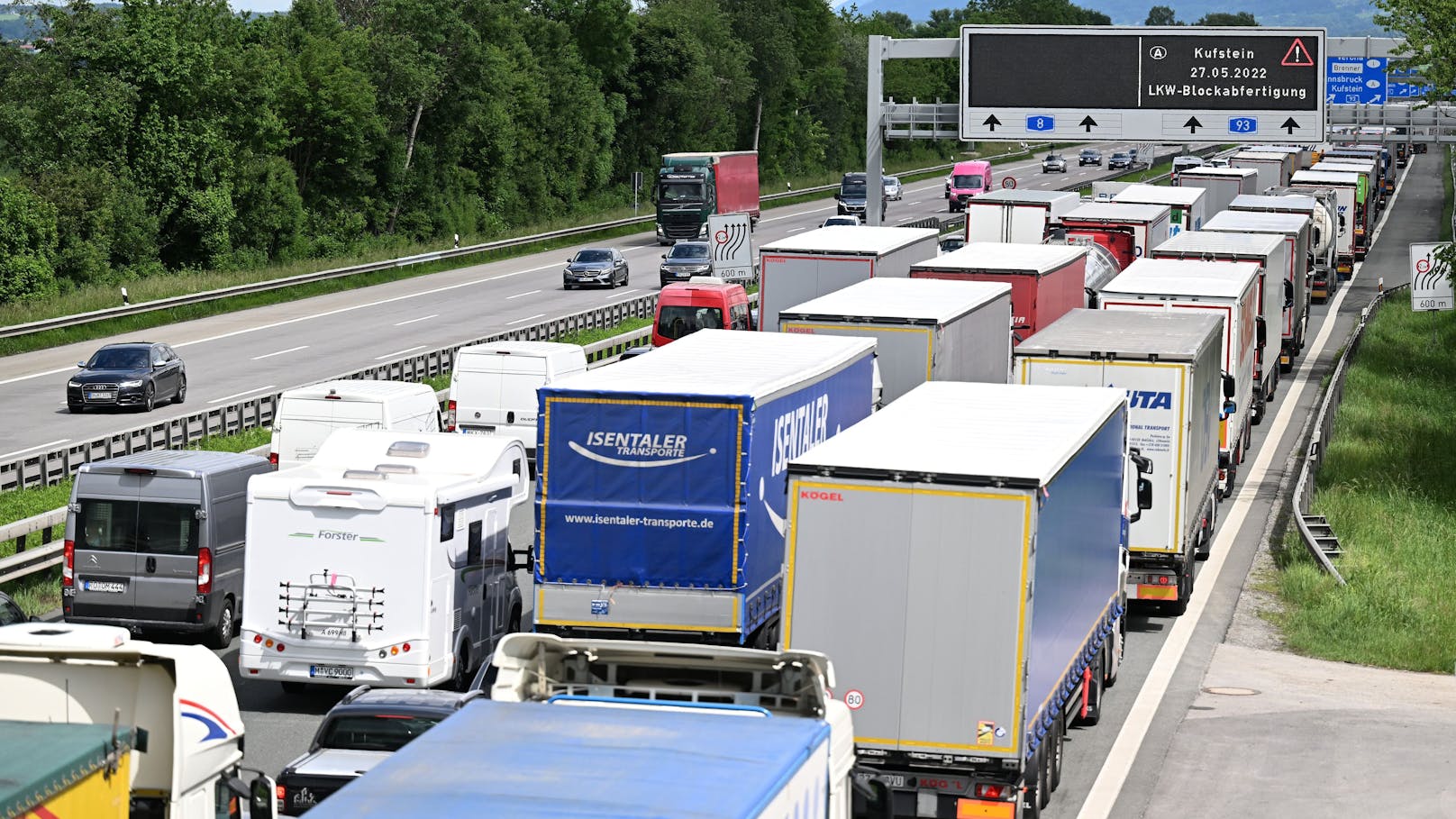 Schon im Vorjahr kam es zu kilometerlangen Staus wegen der Blockabfertigung für Lkw am Grenzübergang Kiefersfelden. (Archivbild)