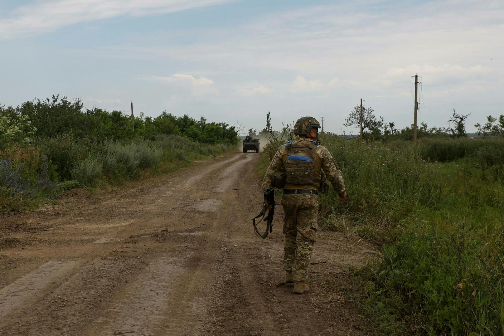 Ein ukrainischer Soldat an einer Straße im kürzlich rückeroberten Nowodarjiwka. (Bild vom 2. Juli 2023)