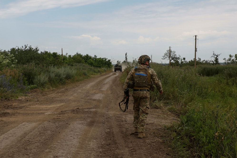 Ein ukrainischer Soldat an einer Straße im kürzlich rückeroberten Nowodarjiwka. (Bild vom 2. Juli 2023)