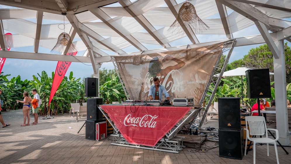 Die Coke Sundowner Party am Summer Splash 2023 wartet mit guter Musik und Erfrischungen am Strand