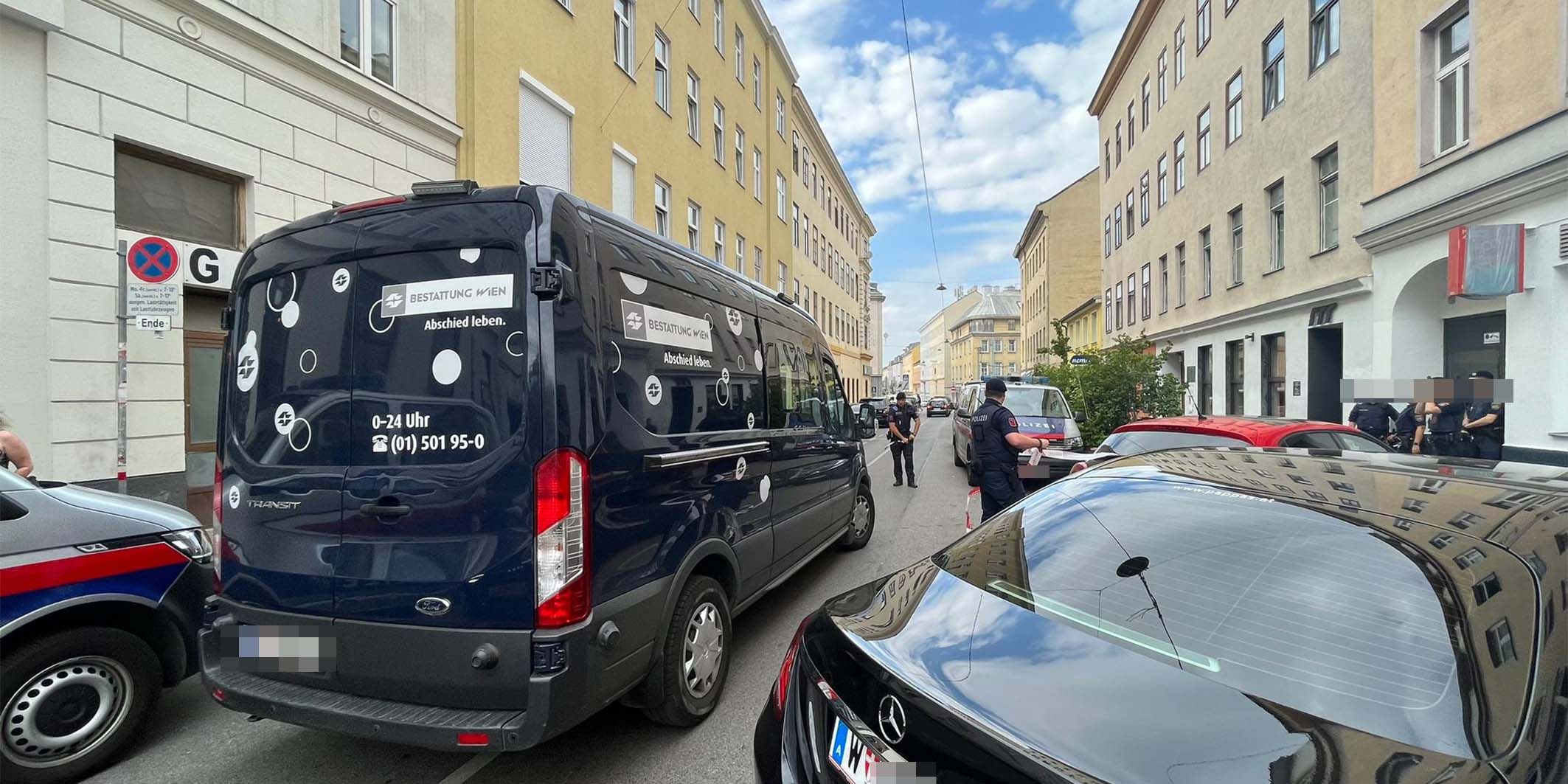 Die Frau erlag noch in der Wohnung ihren Verletzungen.