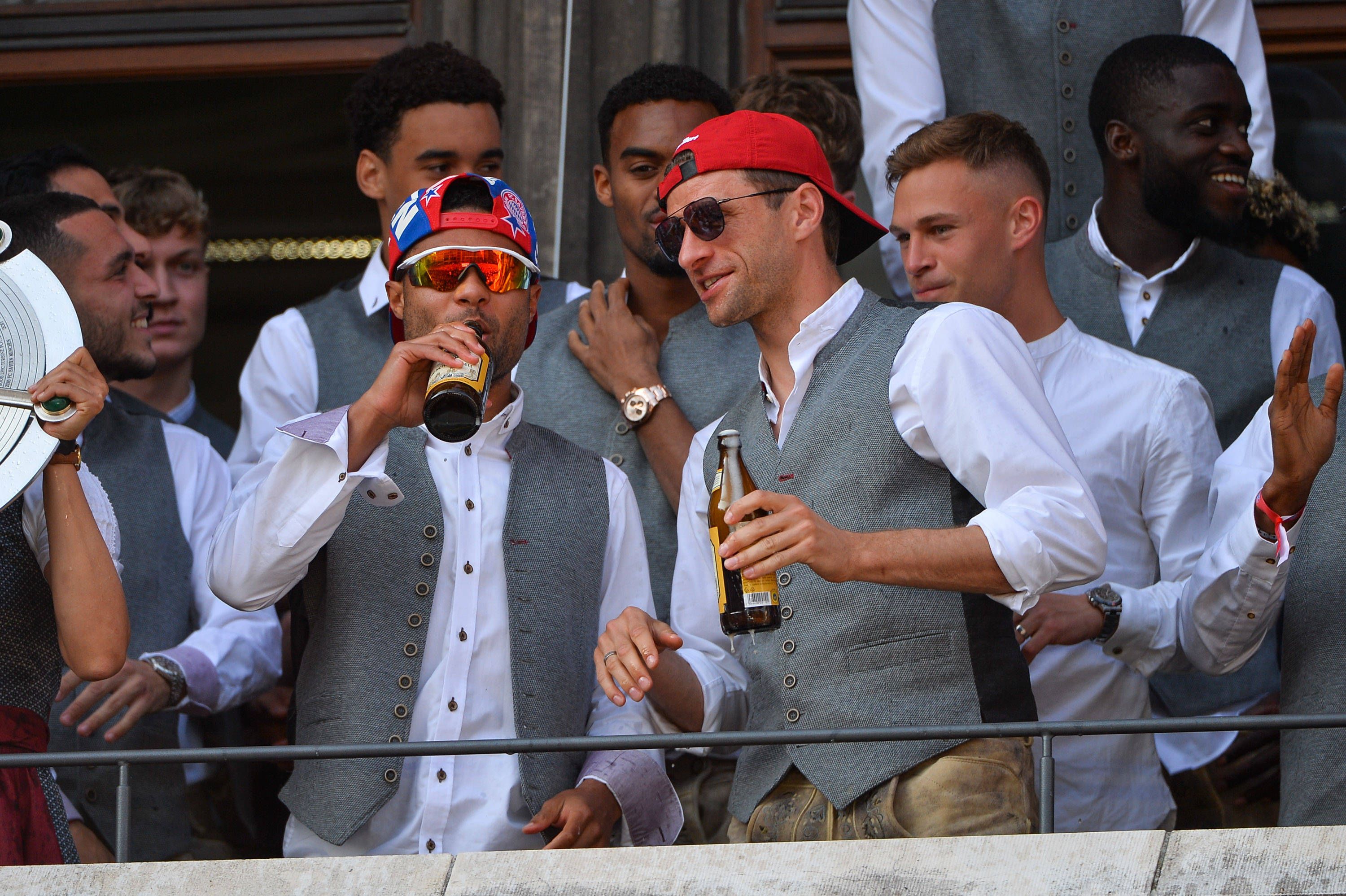 Serge Gnabry (l.) bei der Meisterfeier mit Thomas Müller