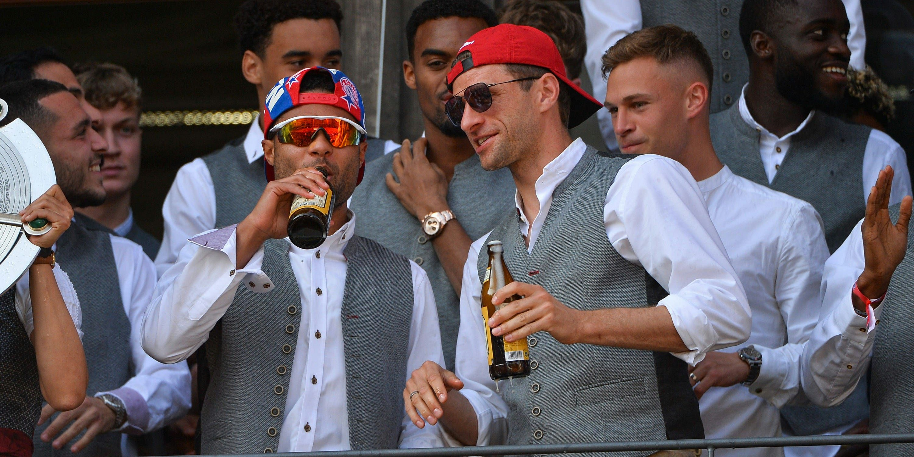 Serge Gnabry (l.) bei der Meisterfeier mit Thomas Müller