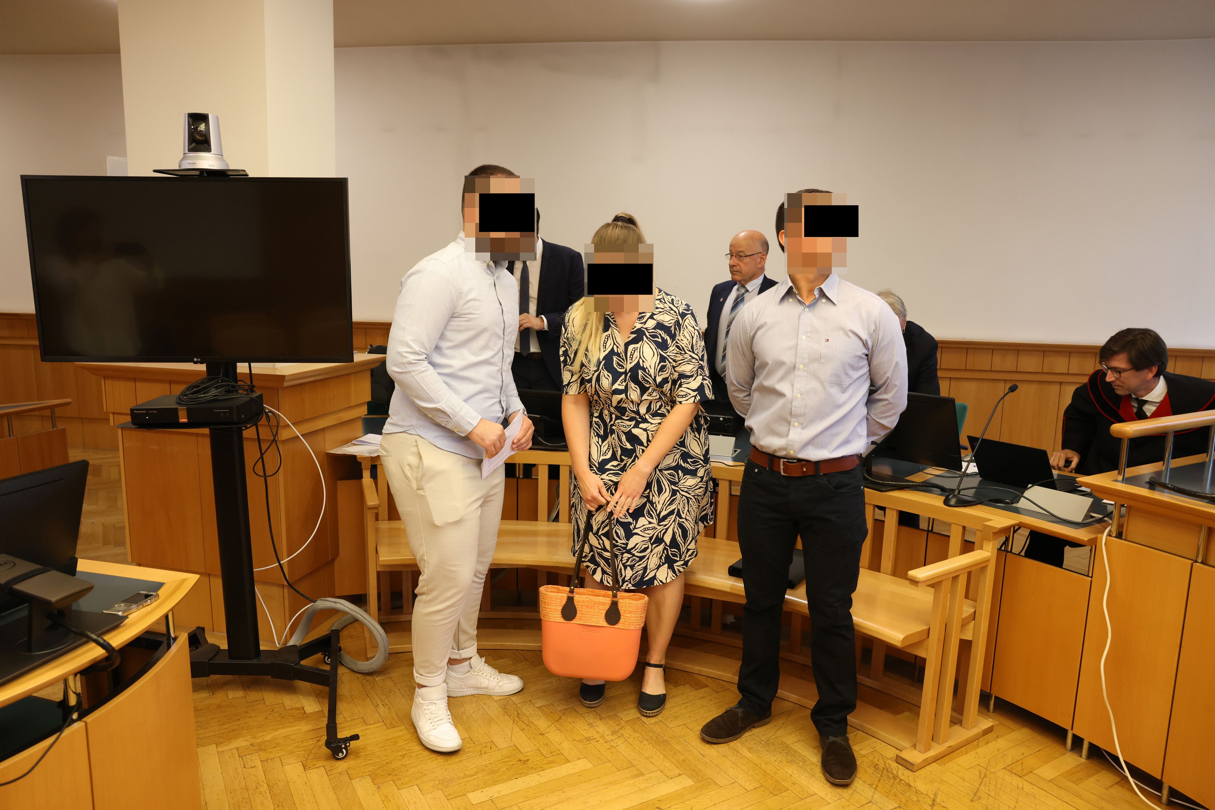 Der Polizeiaspirant, die Kollegin und der Einsatzleiter am Montag vor Gericht (v.l.n.r.)