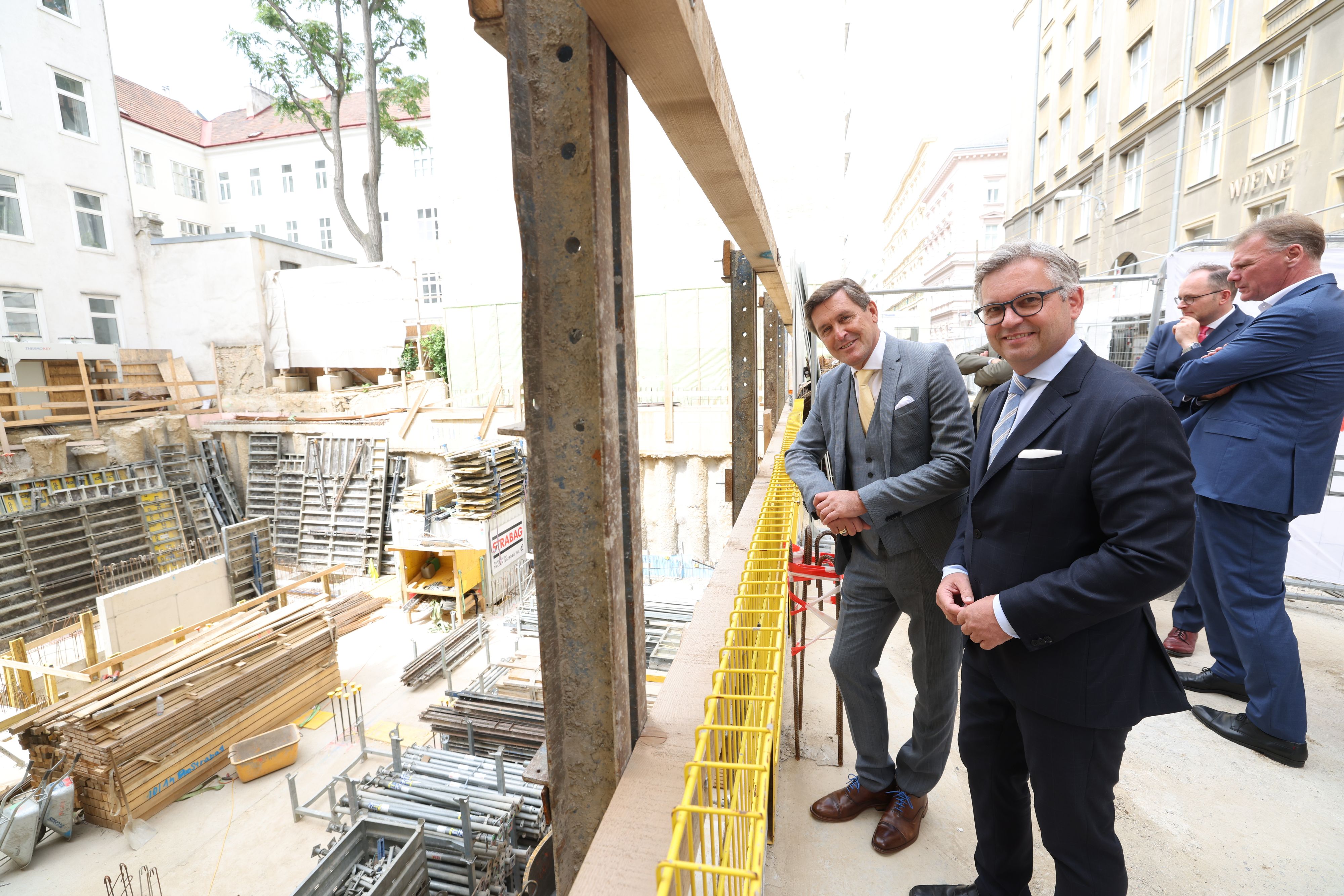 Wirtschaftsstadtrat Peter Hanke (SPÖ) und Finanzminister Magnus Brunner (ÖVP, v.l.) bei der Baustellenbesichtigung des neuen Fernkältezentrums in Wien-Alsergrund