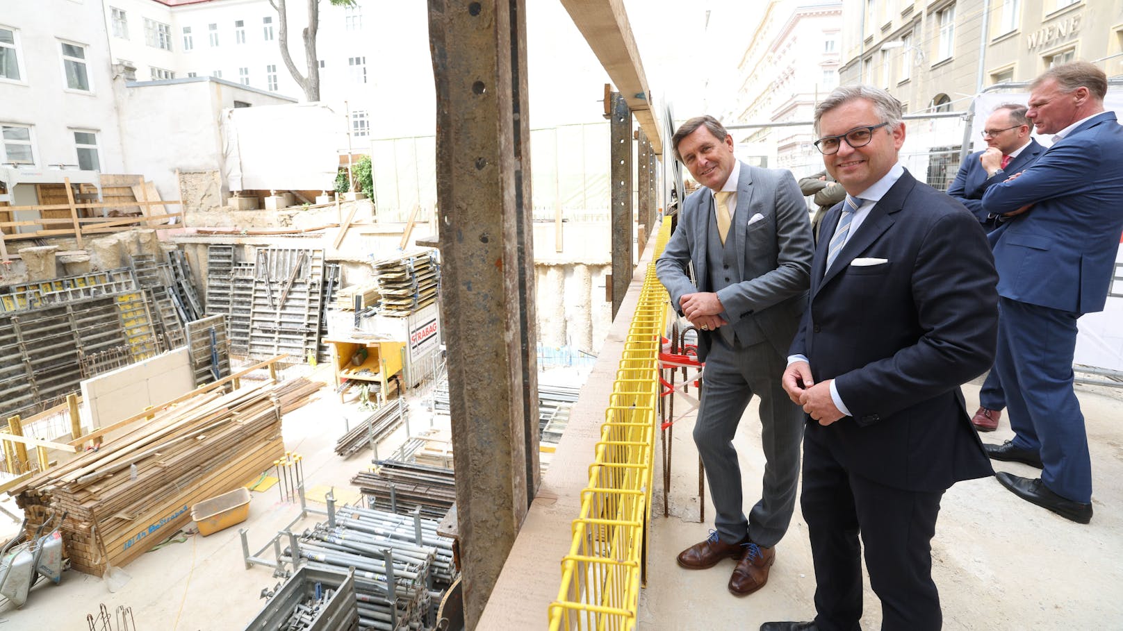 Wirtschaftsstadtrat Peter Hanke (SPÖ) und Finanzminister Magnus Brunner (ÖVP, v.l.) bei der Baustellenbesichtigung des neuen Fernkältezentrums in Wien-Alsergrund
