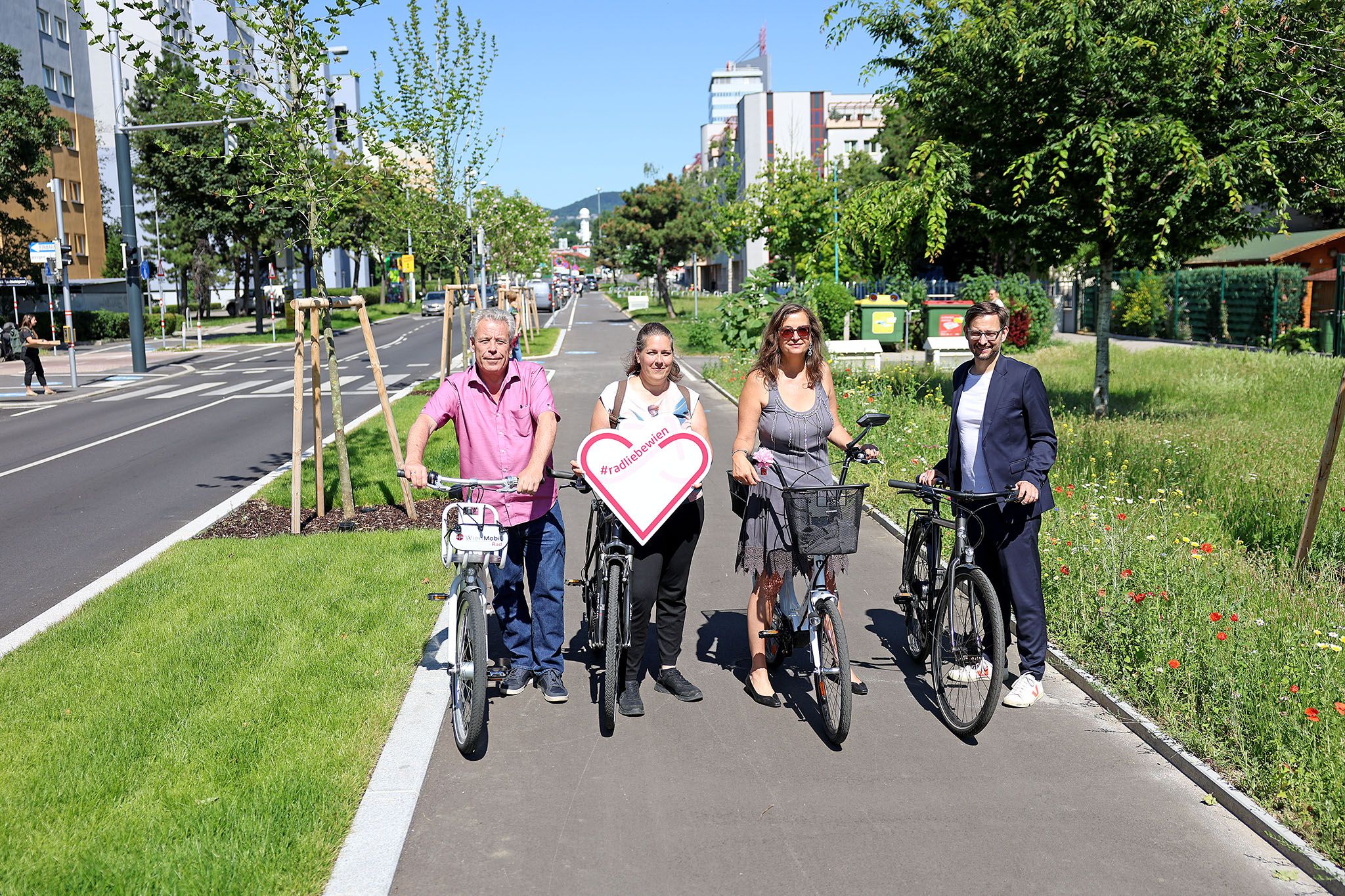Stadträtin Sima (m.) mit dem Vorsitzenden des Mobilitätsausschusses Erich Valentin (li.), der stellvertretenden Bezirksvorsteherin von Brigittenau Christine Dubravac-Widholm und dem stellvertretenden Bezirksvorsteher von Döbling Thomas Mader (SP)&nbsp;