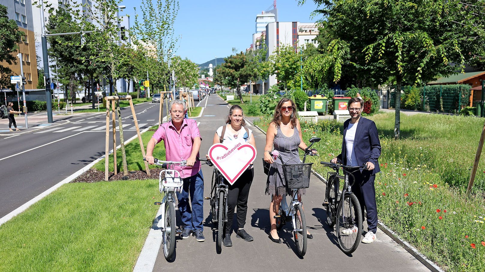 Stadträtin Sima (m.) mit dem Vorsitzenden des Mobilitätsausschusses Erich Valentin (li.), der stellvertretenden Bezirksvorsteherin von Brigittenau Christine Dubravac-Widholm und dem stellvertretenden Bezirksvorsteher von Döbling Thomas Mader (SP)&nbsp;