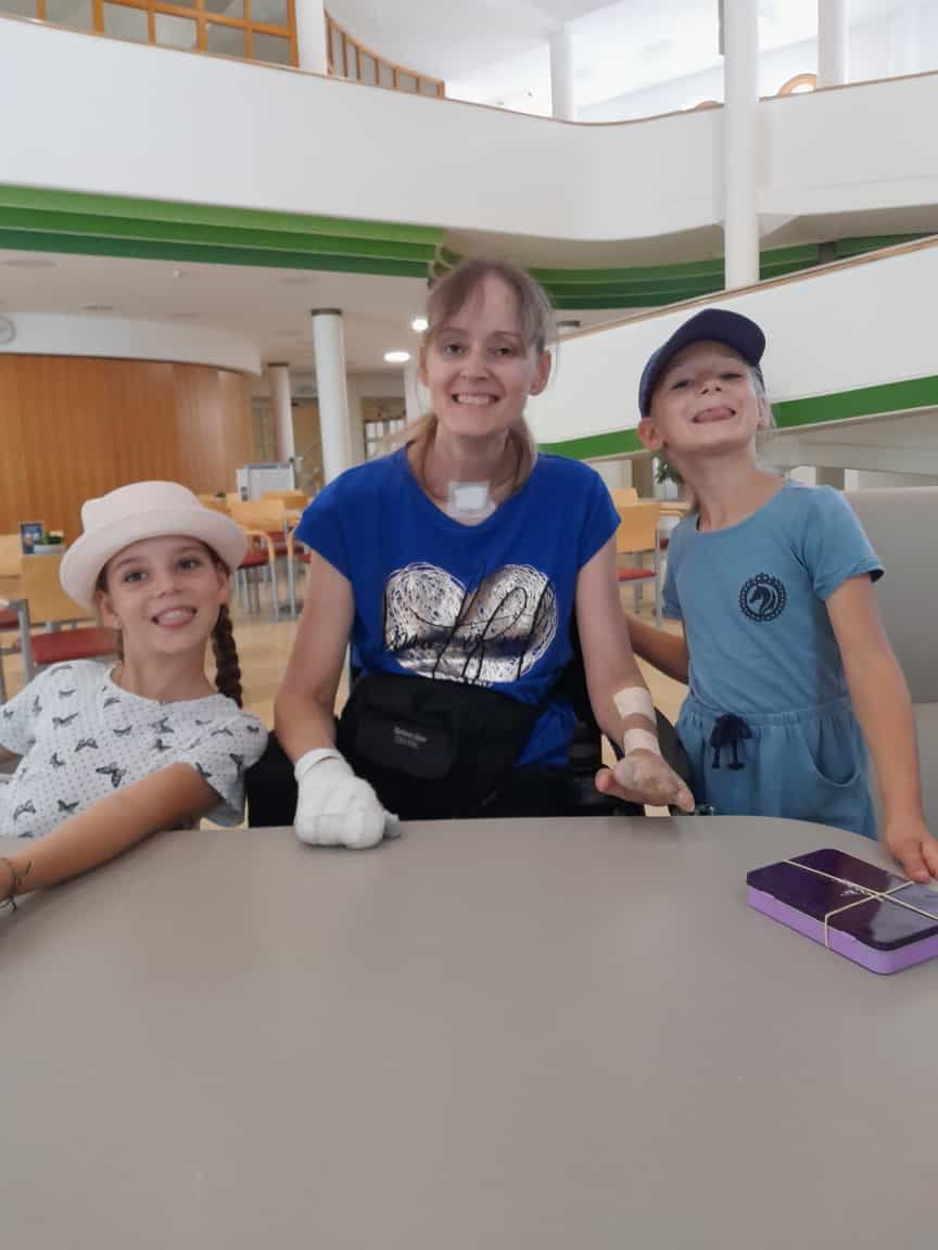 Ihre Töchter (6, 8) geben Monika Neuherz Kraft.