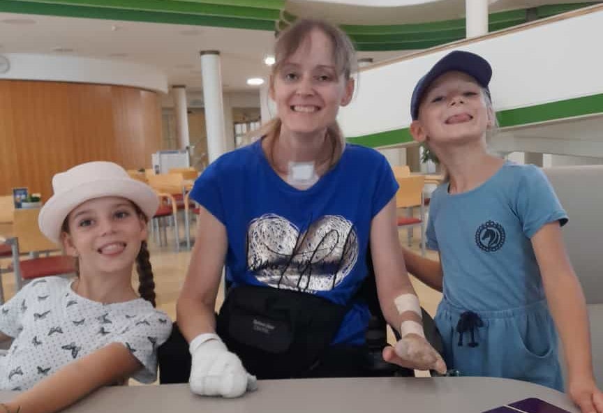 Ihre Töchter (6, 8) geben Monika Neuherz Kraft.