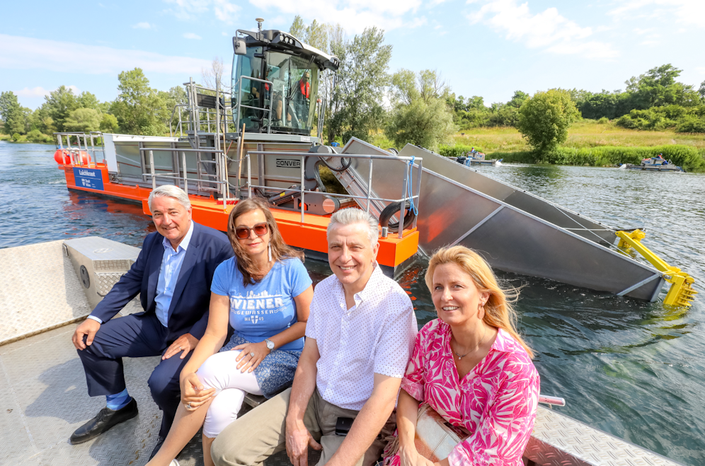 Bezirksvorsteher der Donaustadt Ernst Nevrivy, Stadträtin Ulli Sima, Klubchef Joe Taucher und Bezirksvorsteher-Stellvertreterin von Floridsdorf Astrid Pany (alle SPÖ) machten sich ein Bild von dem Spezialboot.