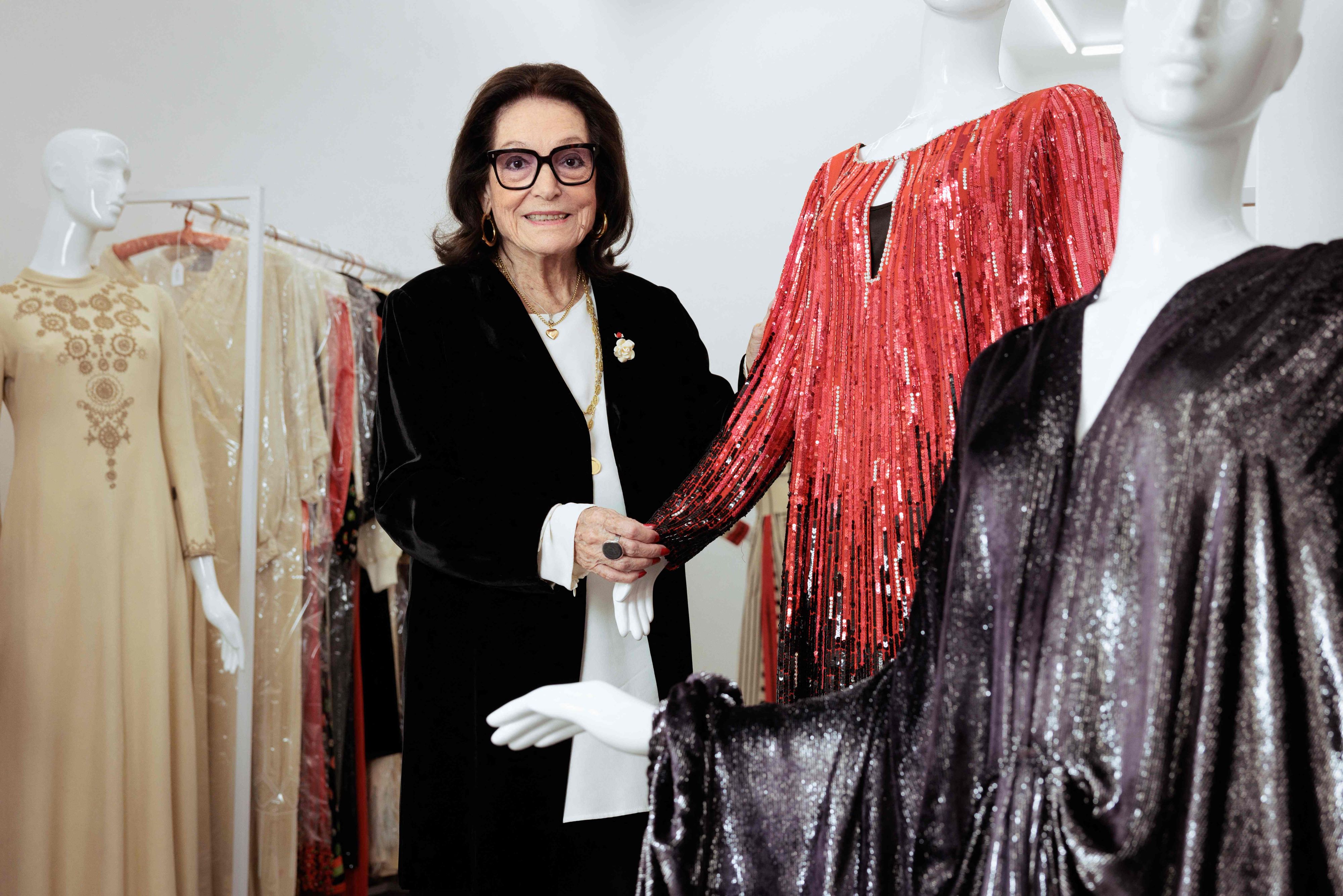 Gerade erst hat <strong>Nana Mouskouri</strong> mehrere ihrer Bühnenkleider für eine Benefiz-Auktion in Paris zur Verfügung gestellt. (Juni 2023)