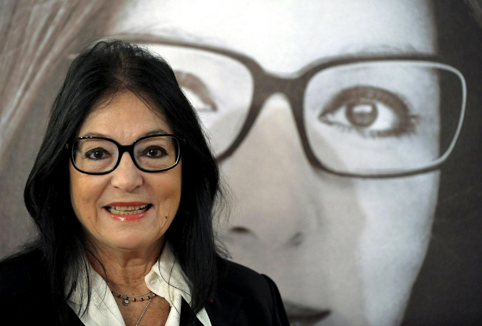 2008 veröffentlichte die Griechin mit der markanten Brillenmode ihre Autobiografie "Stimme der Sehnsucht - Meine Erinnerungen" (Schwarzkopf &amp; Schwarzkopf).