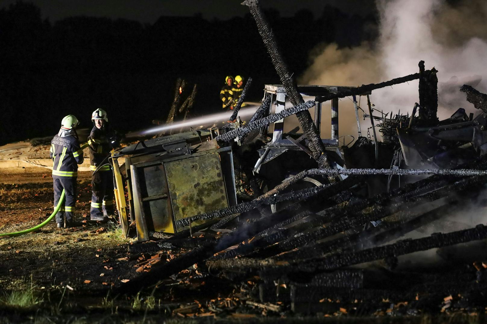 Sieben Feuerwehren standen in der Nacht auf Montag bei einem Brand eines landwirtschaftlichen Stadels in Andrichsfurt (Bezirk Ried im Innkreis) im Einsatz.