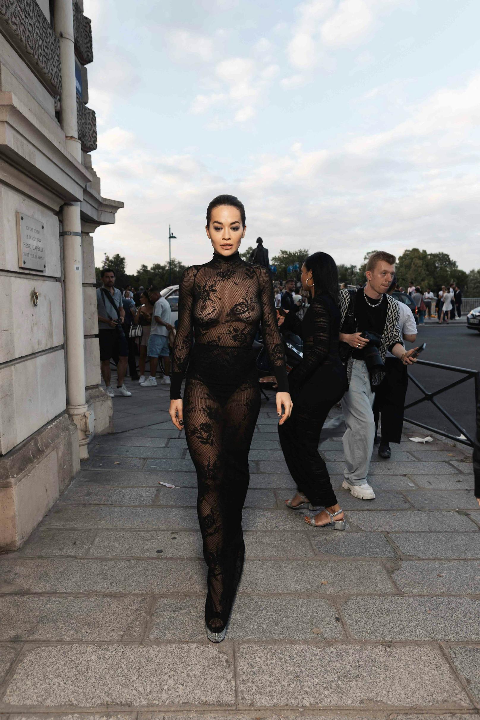 Rita Ora wählte für die "Alaïa Haute Couture" Show in Paris ein besonders freizügiges Outfit.