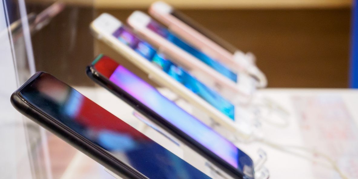 Erst Tage später wurde dem Mitarbeiter klar, dass er es mit einem Betrüger zu tun hatte. (Symbolbild)